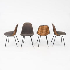 C. 1957 Ensemble de quatre chaises de salle à manger DKX-1 de Herman Miller en fil de fer et tissu