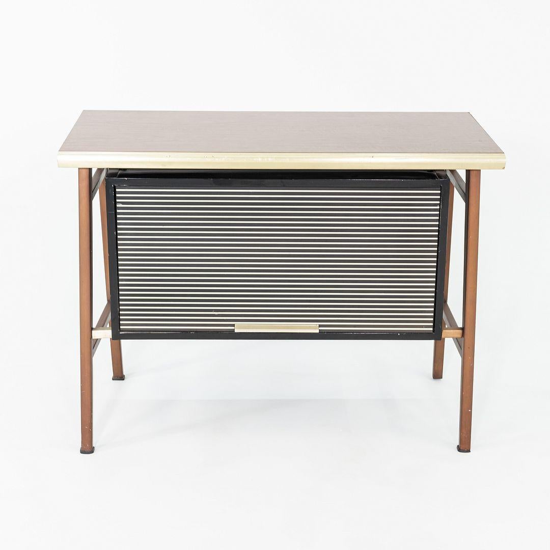 Dies ist ein kundenspezifisches Italic Cabinet, entworfen von Alcoa / Reynolds / GF Studios für Gordon Bunshaft und SOMs Reynolds Metals Headquarters in Richmond, VA. Der Entwurf ist weitgehend als Collaboration zu sehen, da SOM zu dieser Zeit unter