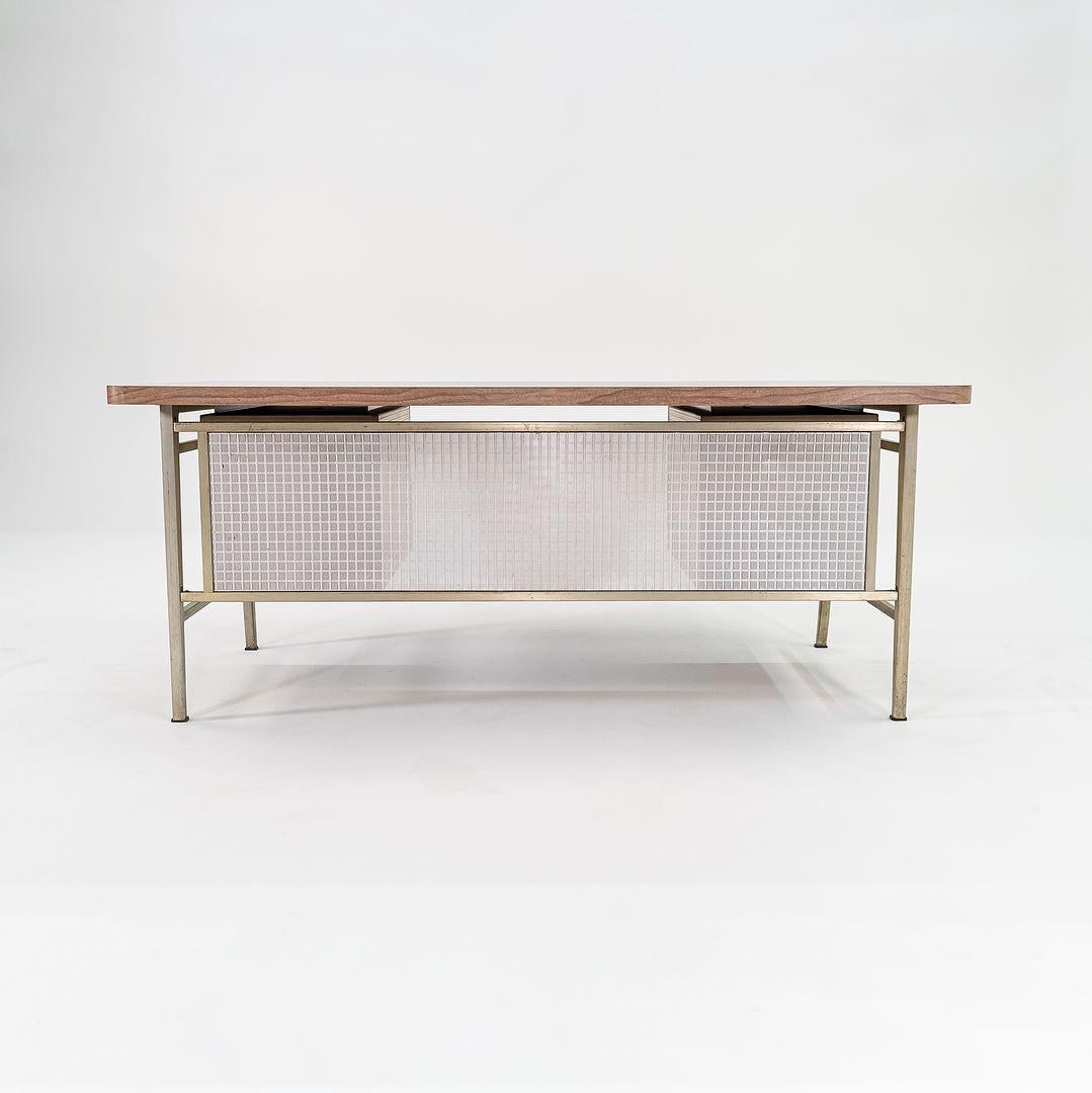 Americano C. 1958 Gordon Bunshaft di SOM / ALCOA / GF Studios Italic Desk in vendita