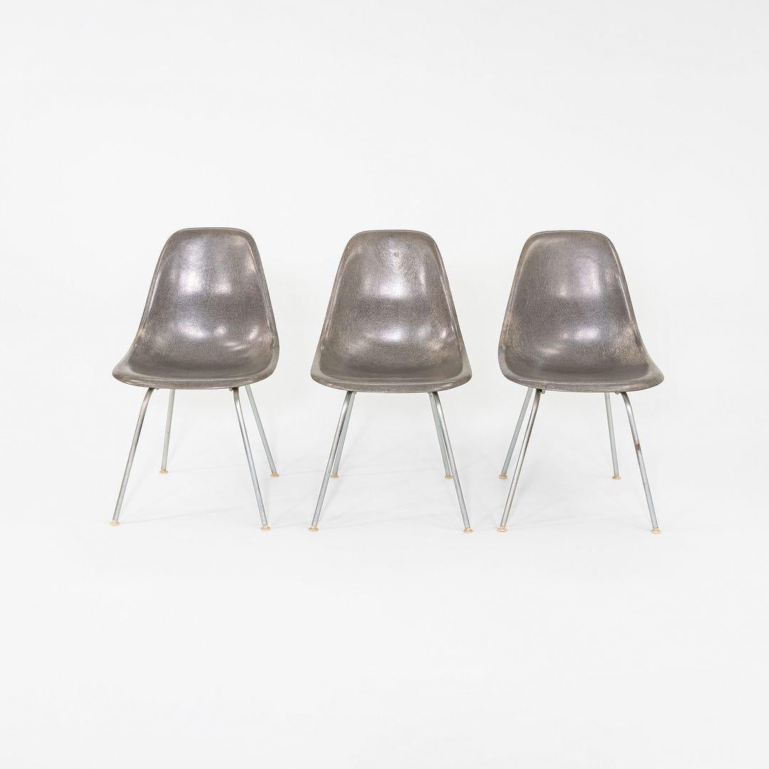 Il s'agit de chaises d'appoint Eames DSX, conçues à l'origine par Ray et Charles Eames dans les années 1950. Ces exemples particuliers ont été produits par Herman Miller aux États-Unis C.C. 1958. Les chaises sont composées de coques en fibre de