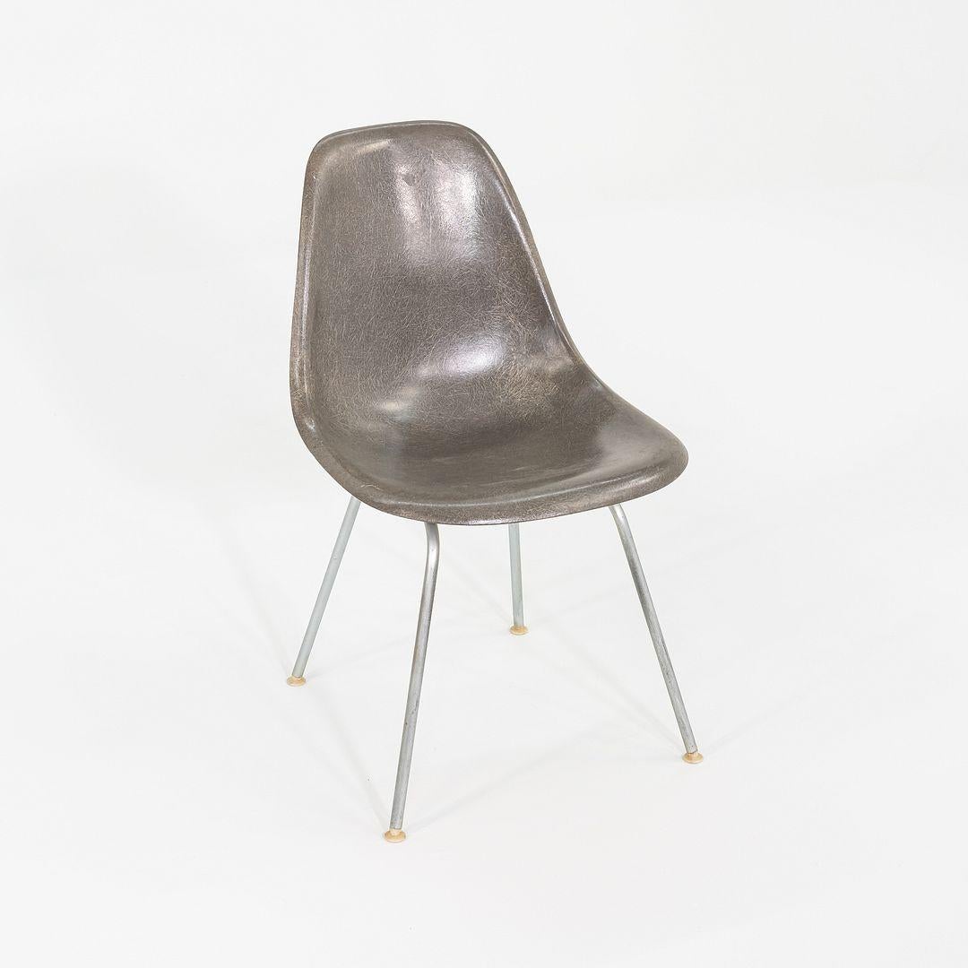 Américain C. 1958 Chaise de salle à manger en fibre de verre Eames d'A. Miller, gris peau d'éléphant en vente
