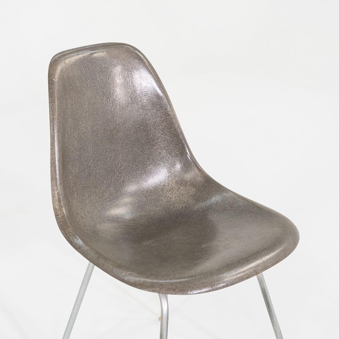 Milieu du XXe siècle C. 1958 Chaise de salle à manger en fibre de verre Eames d'A. Miller, gris peau d'éléphant en vente