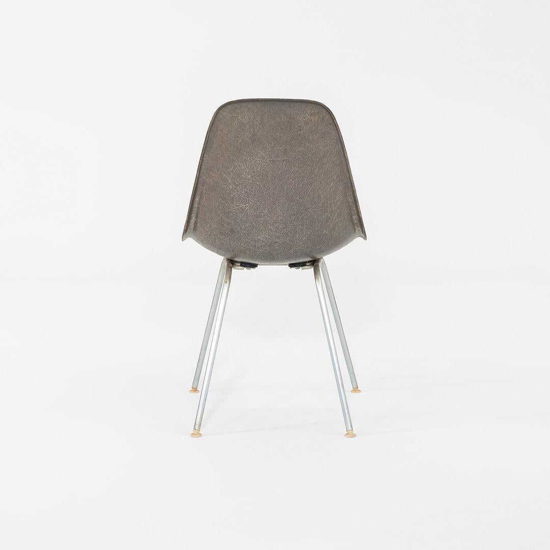 Acier C. 1958 Chaise de salle à manger en fibre de verre Eames d'A. Miller, gris peau d'éléphant en vente