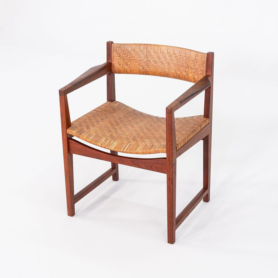 Questa è una poltrona da pranzo progettata da Peter Hvidt e Orla Molgaard-Nielsen per Soborg. Questo particolare esemplare risale al 1958. La sedia presenta una solida struttura in teak con braccioli delicatamente curvi e gambe affusolate, abbinata