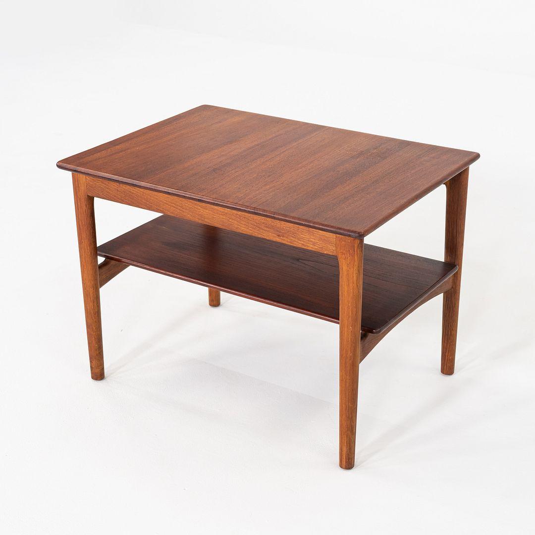 C. 1959 Hans Wegner for Johannes Hansen Teak and Oak End / Side Table Bon état - En vente à Philadelphia, PA