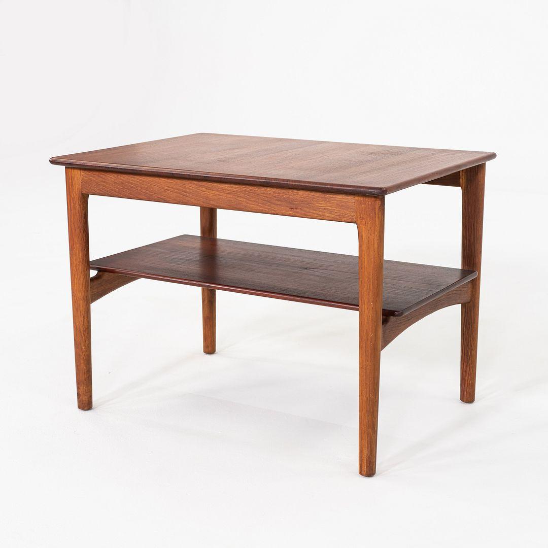 Milieu du XXe siècle C. 1959 Hans Wegner for Johannes Hansen Teak and Oak End / Side Table en vente