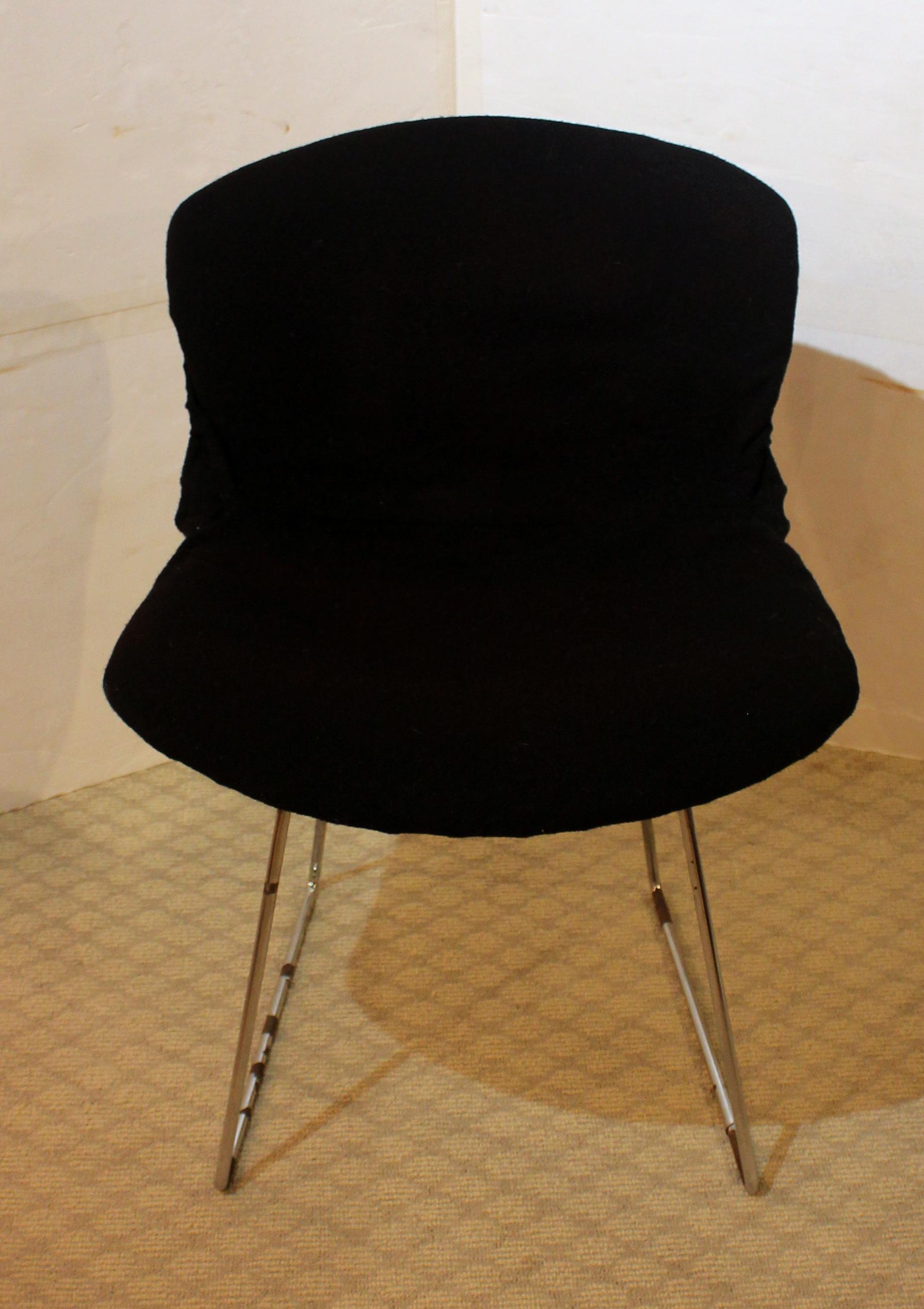 Set di 4 sedie Bertoia in acciaio cromato di Knoll, 1960-70 circa. Con coprisedili invernali originali. Disegnata nel 1952 da Harry Bertoia per Knoll. Condizioni molto buone, commisurate a 60-70 anni di utilizzo. Pad sostituiti e usurati. I