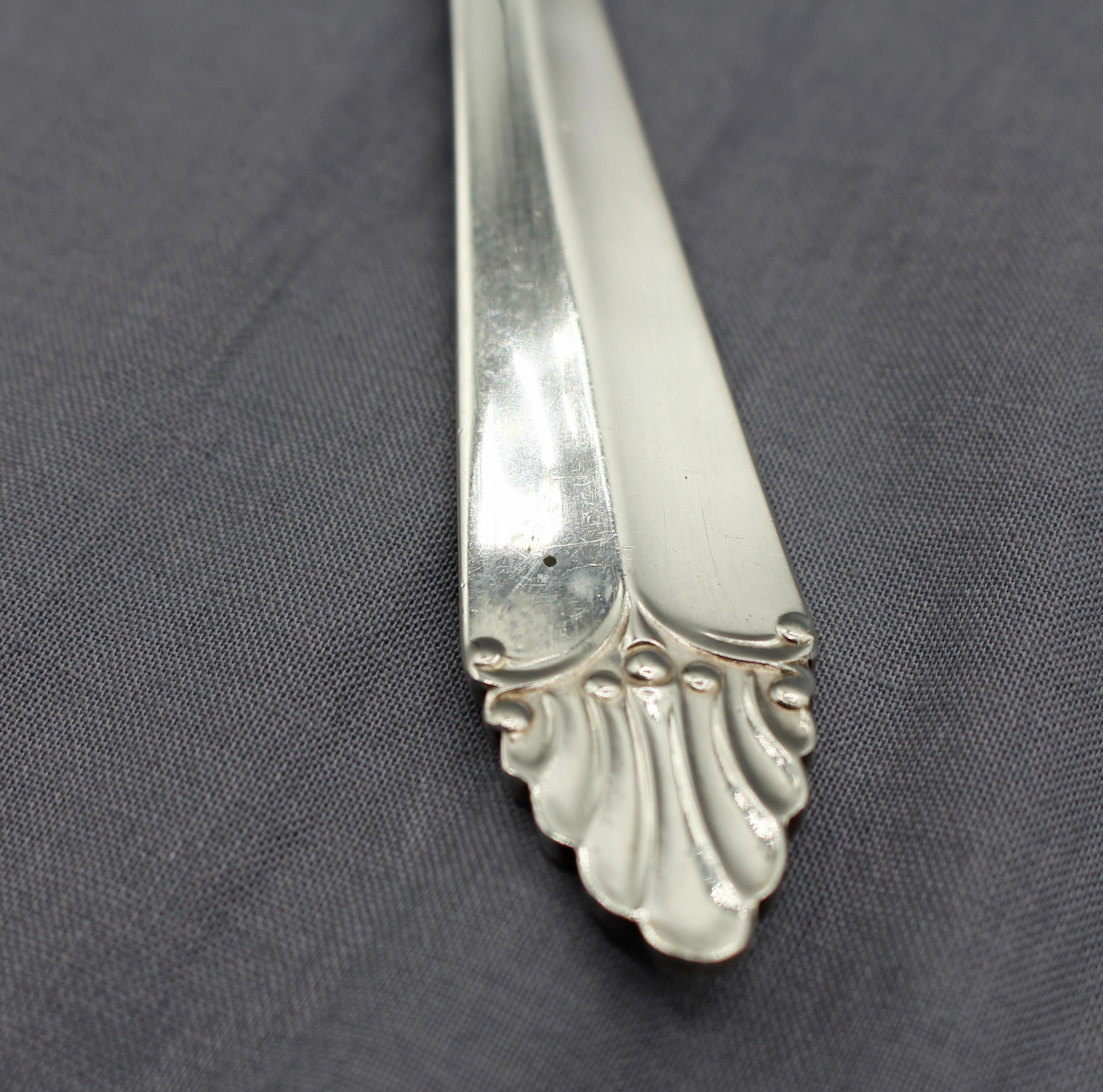Circa 1960 Tranche de poisson en argent standard 900, probablement sud-américain. Marqué 900 sur la lame. Poids lourd d'un design moderne du milieu du siècle avec une pointe en forme de feuille d'acanthe. 3.20 troy oz.
11 7/16