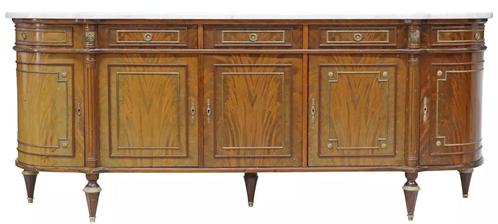 A.I.C. C. 1960  Buffet français de style Louis XVI, à plateau de marbre, en acajou, doré et à feuillage !

Buffet, style Louis XVI français, plateau en marbre, acajou, doré, feuillagé Circa 1960, 20ème siècle ! Élevez votre espace avec une touche