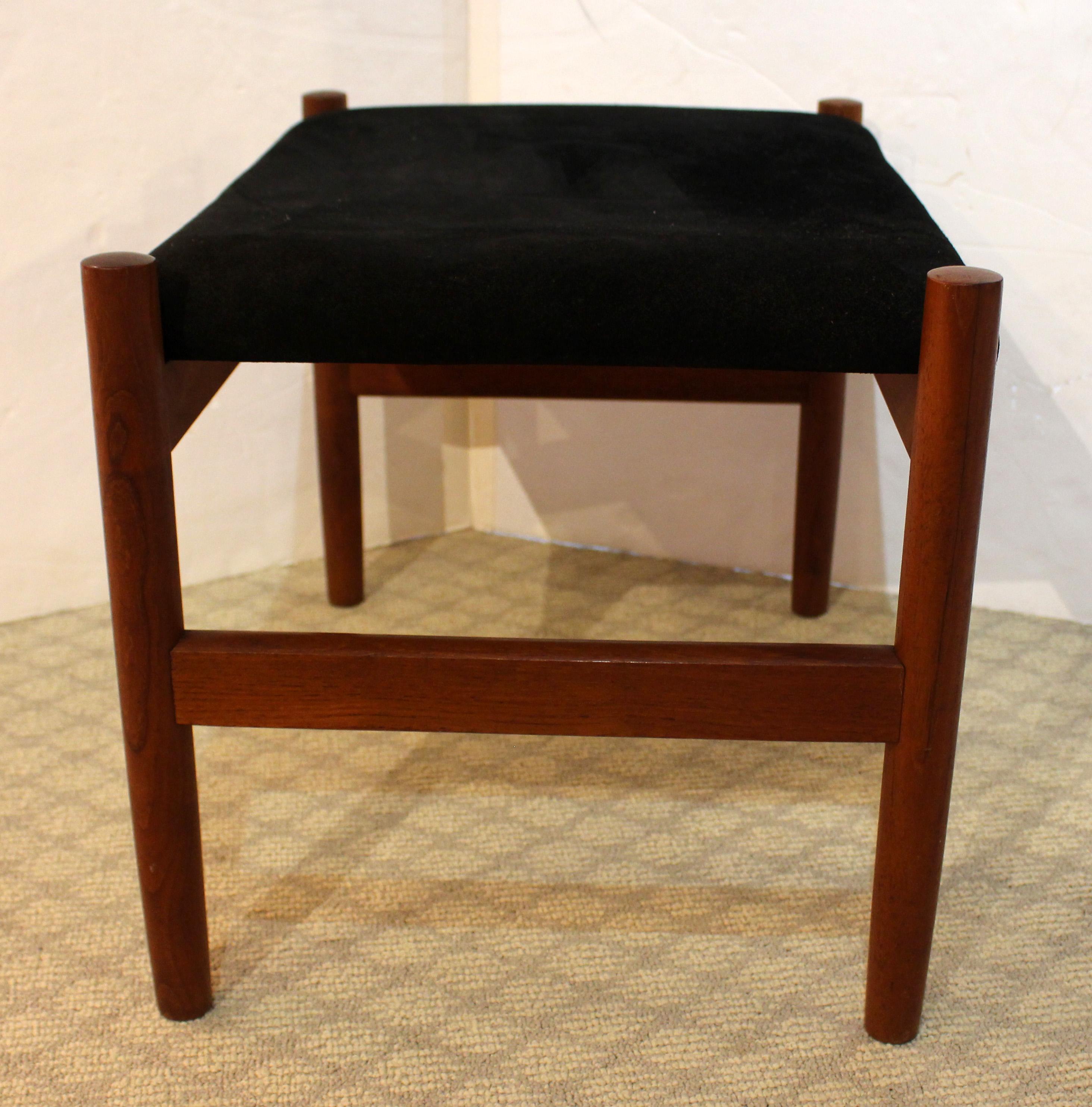 Otomana danesa de mediados del siglo XX, de la década de 1960, por Hugo Frandsen para Spottrup. Etiquetado/marcado. Teca. Tejido aparentemente original con ligero desgaste y algunas manchas de uso como mesa de centro. Patas torneadas, ligeramente