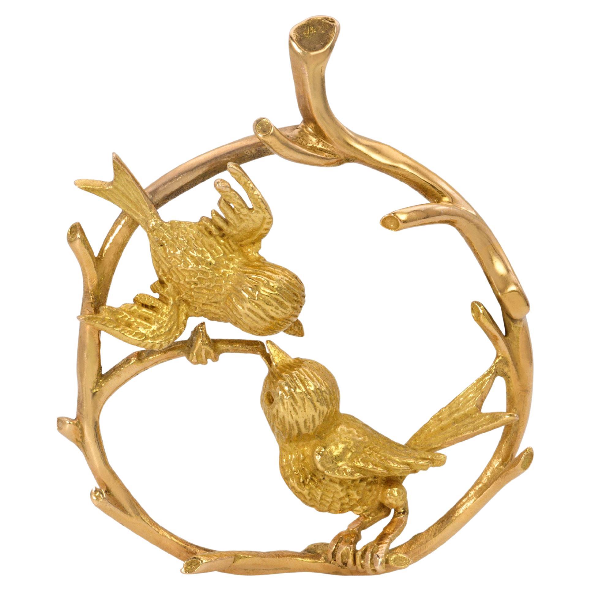 Two Love Birds in A  Round Pendant, 18 Karat Gold, circa 1960 For Sale