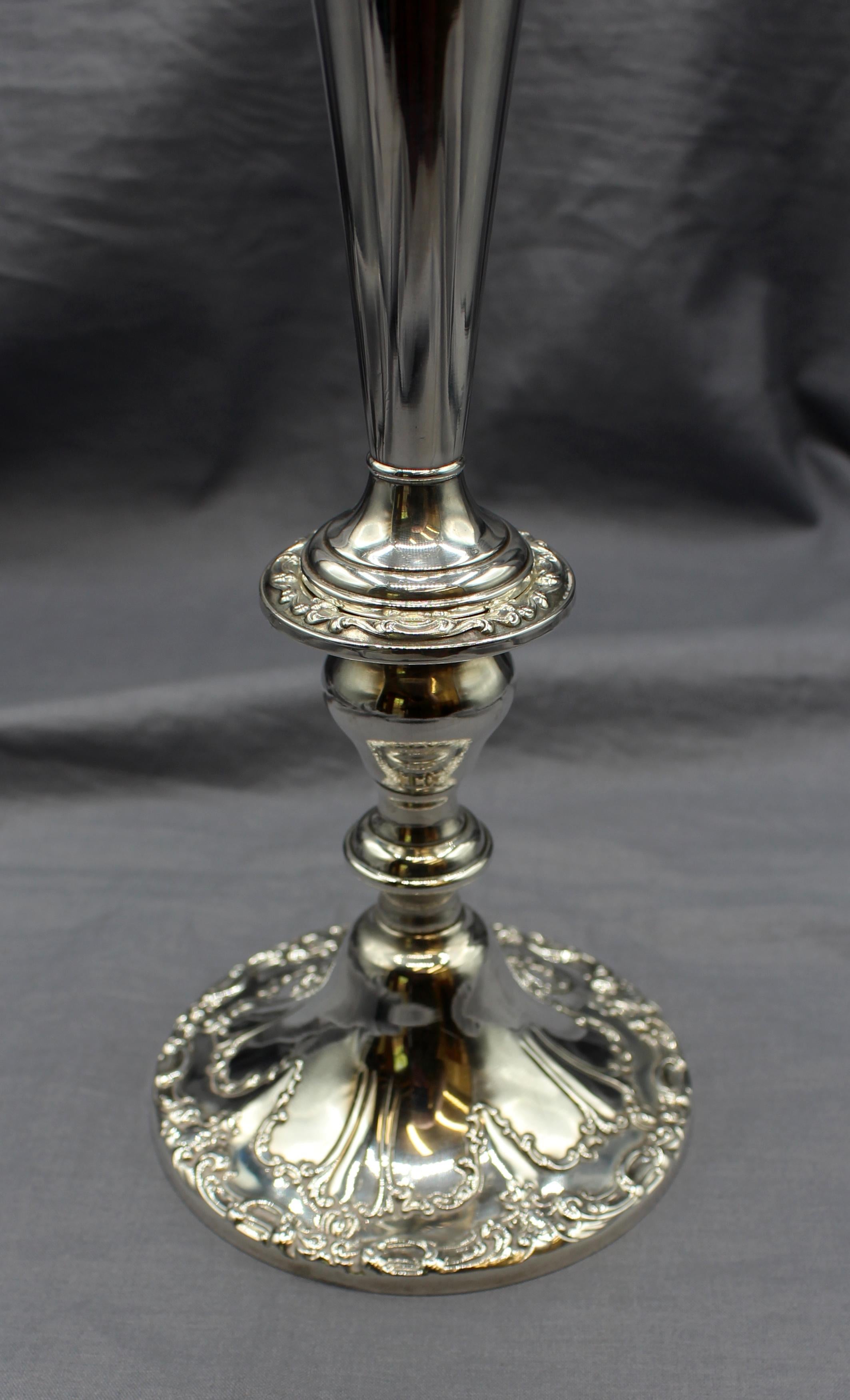 Candelabro a 5 luci in argento sterling Chantilly by Gorham, anni '60 circa. Uno dei classici disegni di Gorham realizzati da William Christmas Codman nel 1895. Completamente marcato, #749. Leggera inclinazione.
Altezza 12,75