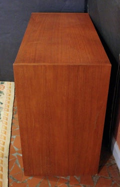 c. Pequeña cómoda inglesa de mediados de siglo de 1960