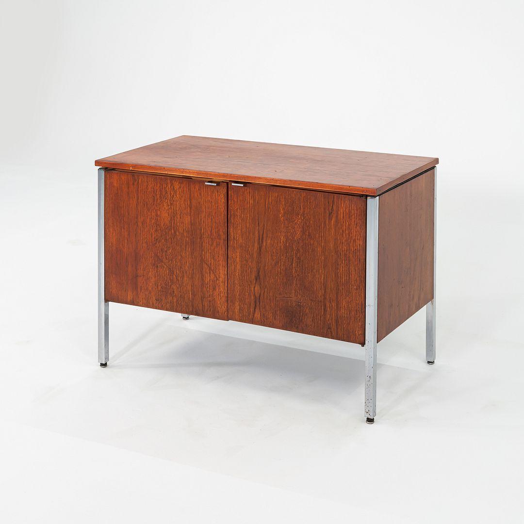 C. Armario / Credenza de dos puertas de roble y cromo de los años 60 atribuido a Lehigh Leopold en venta 4