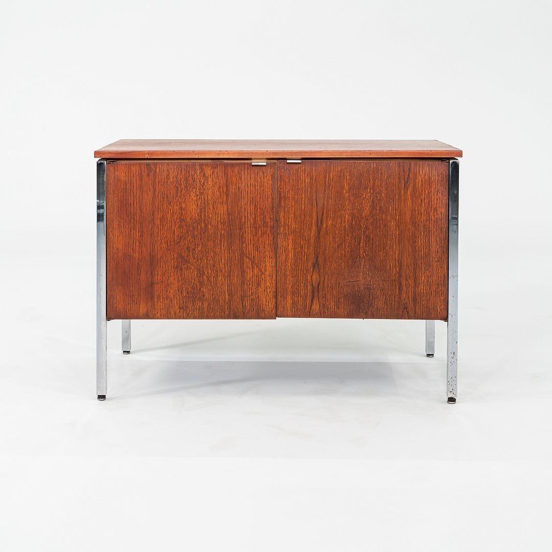 C. Armario / Credenza de dos puertas de roble y cromo de los años 60 atribuido a Lehigh Leopold en venta 5