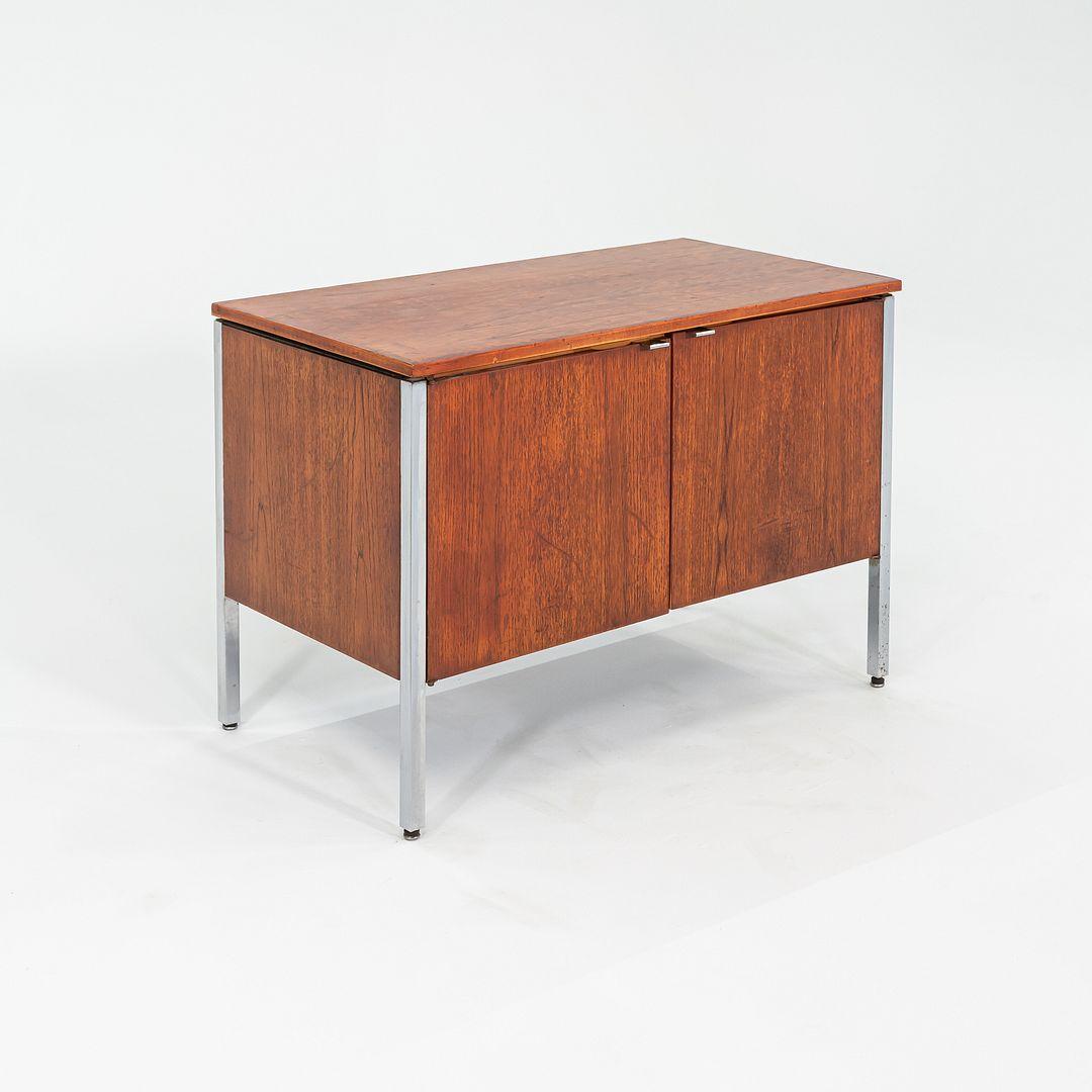 Se trata de un armario/credenza de dos puertas de la década de 1960, atribuido a Lehigh Leopold. Esta pieza se compone de una estructura de roble y tiene patas cromadas.
 
 El aparador mide 38,25 pulgadas de largo, 20,25 pulgadas de ancho y 26,25