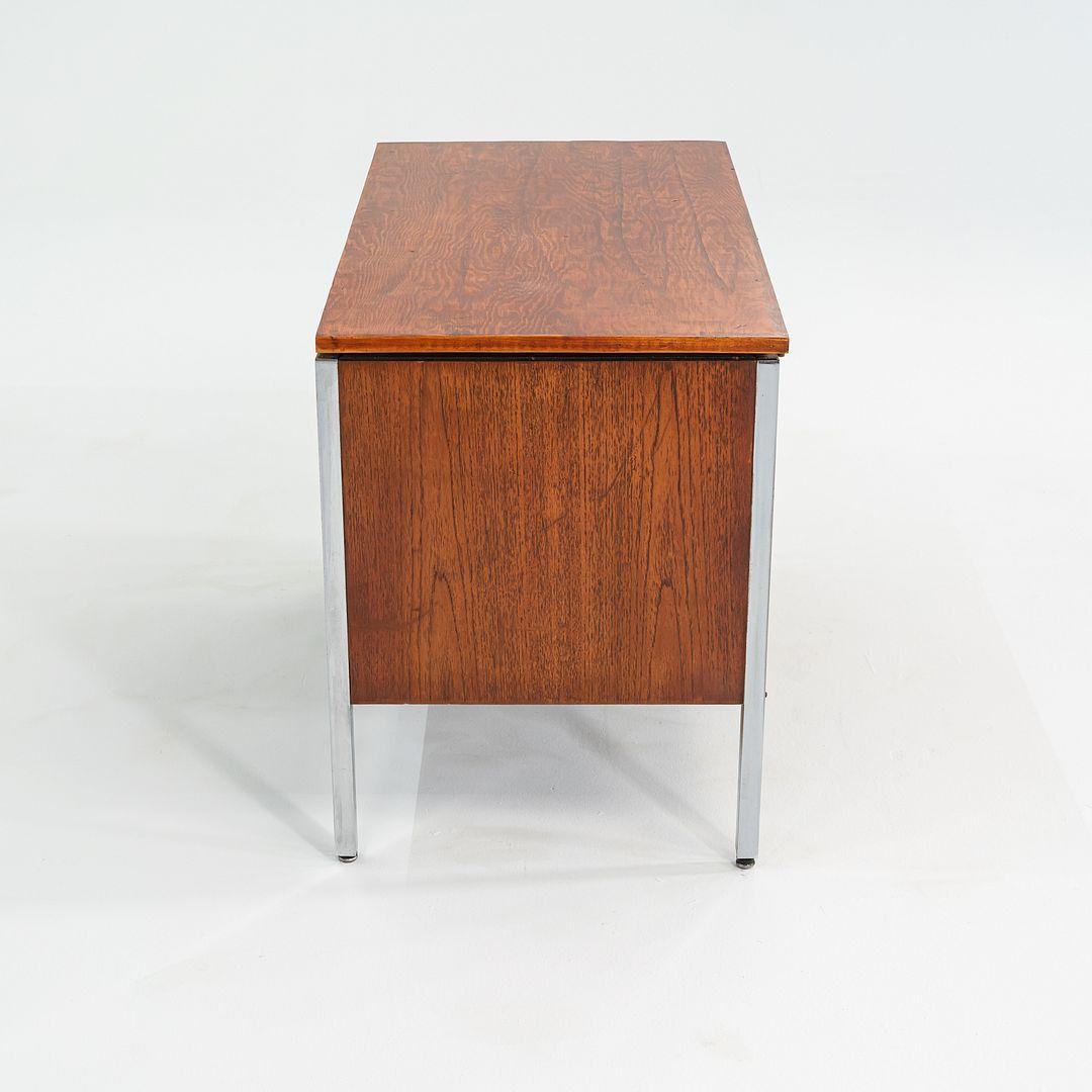 C. Armario / Credenza de dos puertas de roble y cromo de los años 60 atribuido a Lehigh Leopold Estadounidense en venta