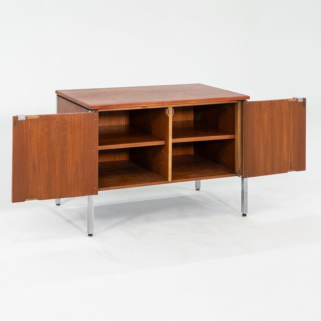 C. Armario / Credenza de dos puertas de roble y cromo de los años 60 atribuido a Lehigh Leopold en Bueno estado para la venta en Philadelphia, PA