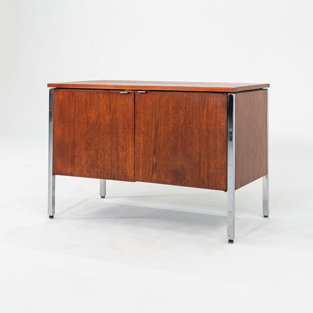 C. Armario / Credenza de dos puertas de roble y cromo de los años 60 atribuido a Lehigh Leopold en venta 2