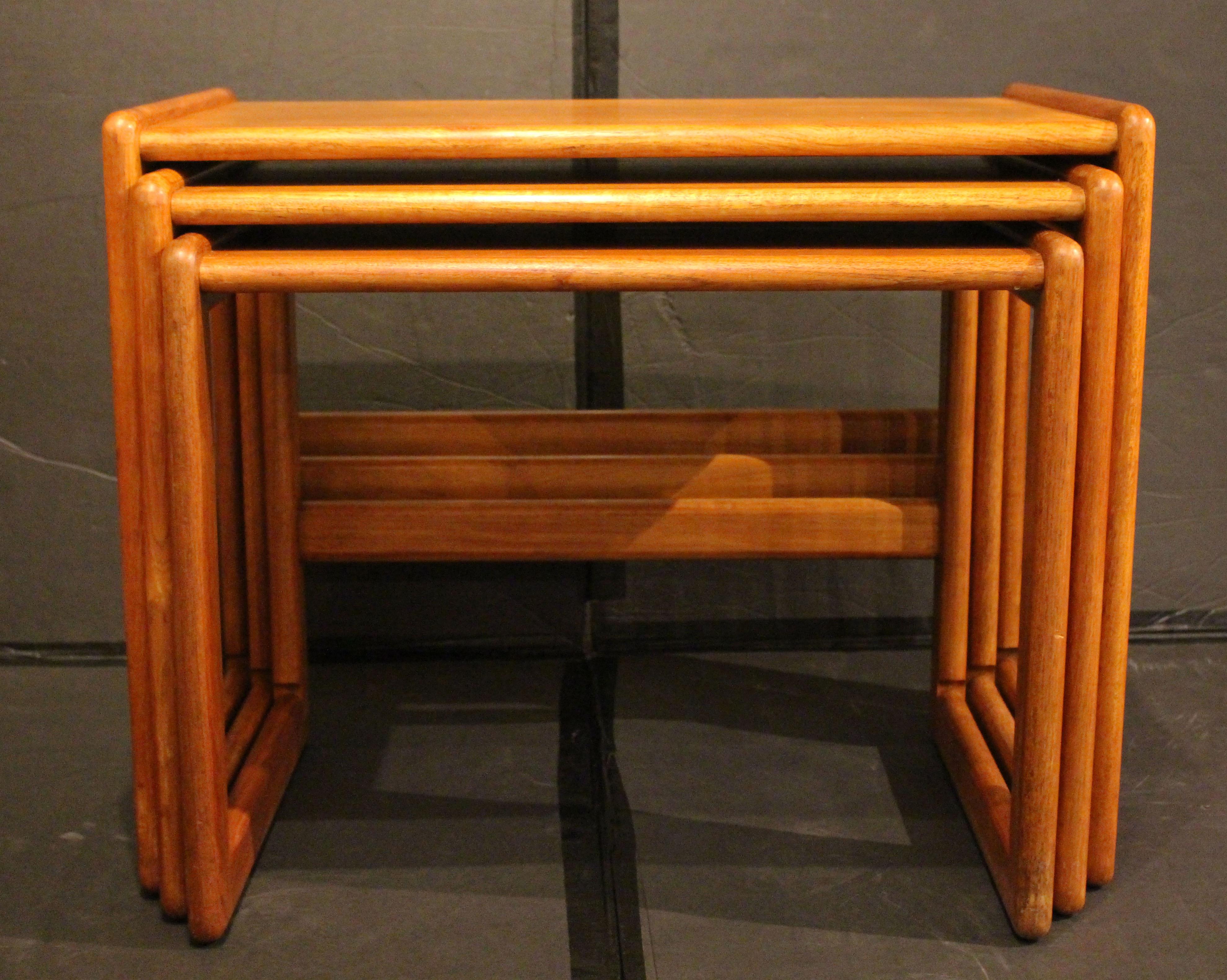 Anglais C. 1960s Set of 3 English Mid-Century Modern Nesting Tables en vente