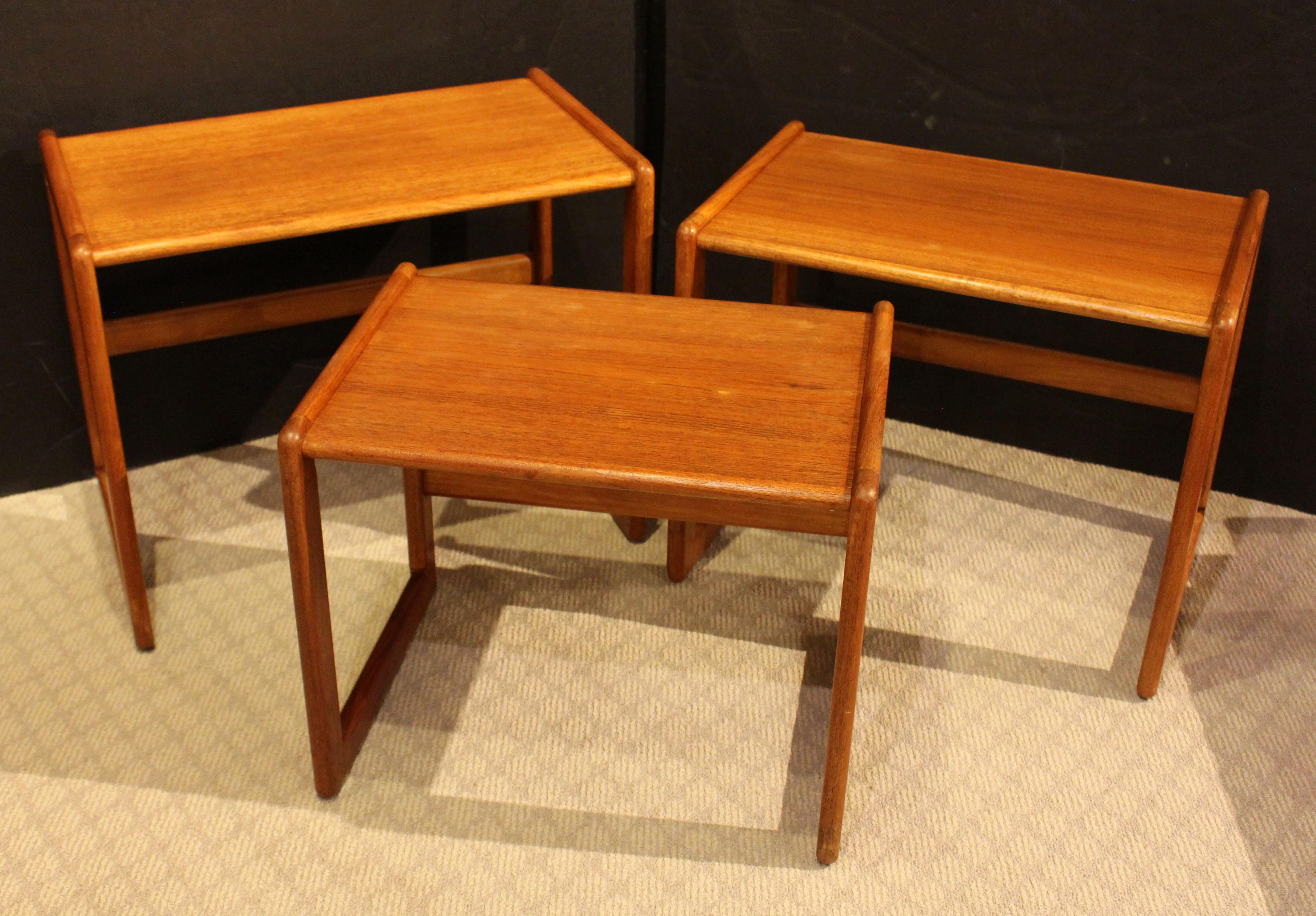 20th Century C. 1960s Set of 3 English Mid-Century Modern Nesting Tables For Sale