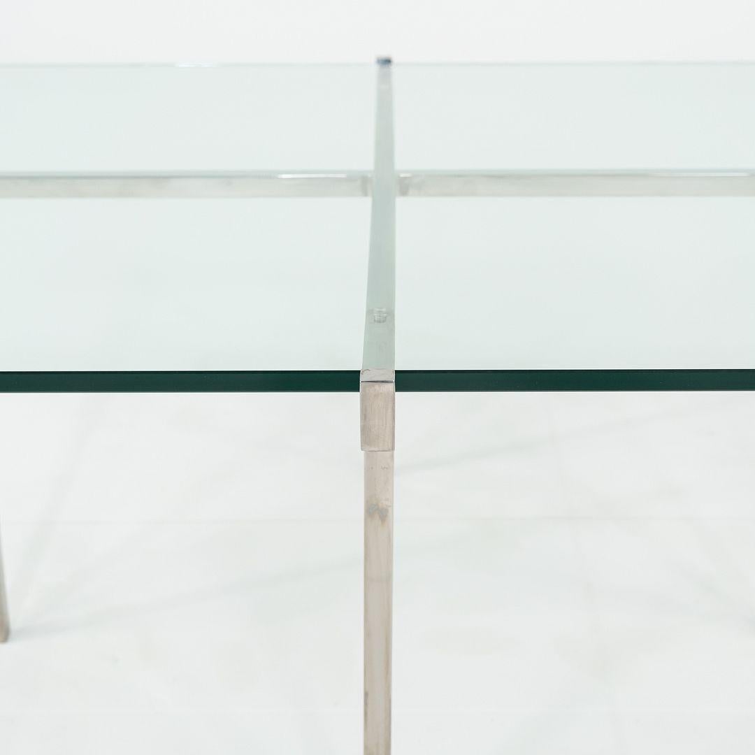 Se trata de una mesa de centro de acero inoxidable pulido a medida, fabricada por Treitel Gratz en la década de 1960. Esta pieza procede directamente de la colección privada de Industrias Gratz, antes Treitel Gratz. Su construcción escultural es de
