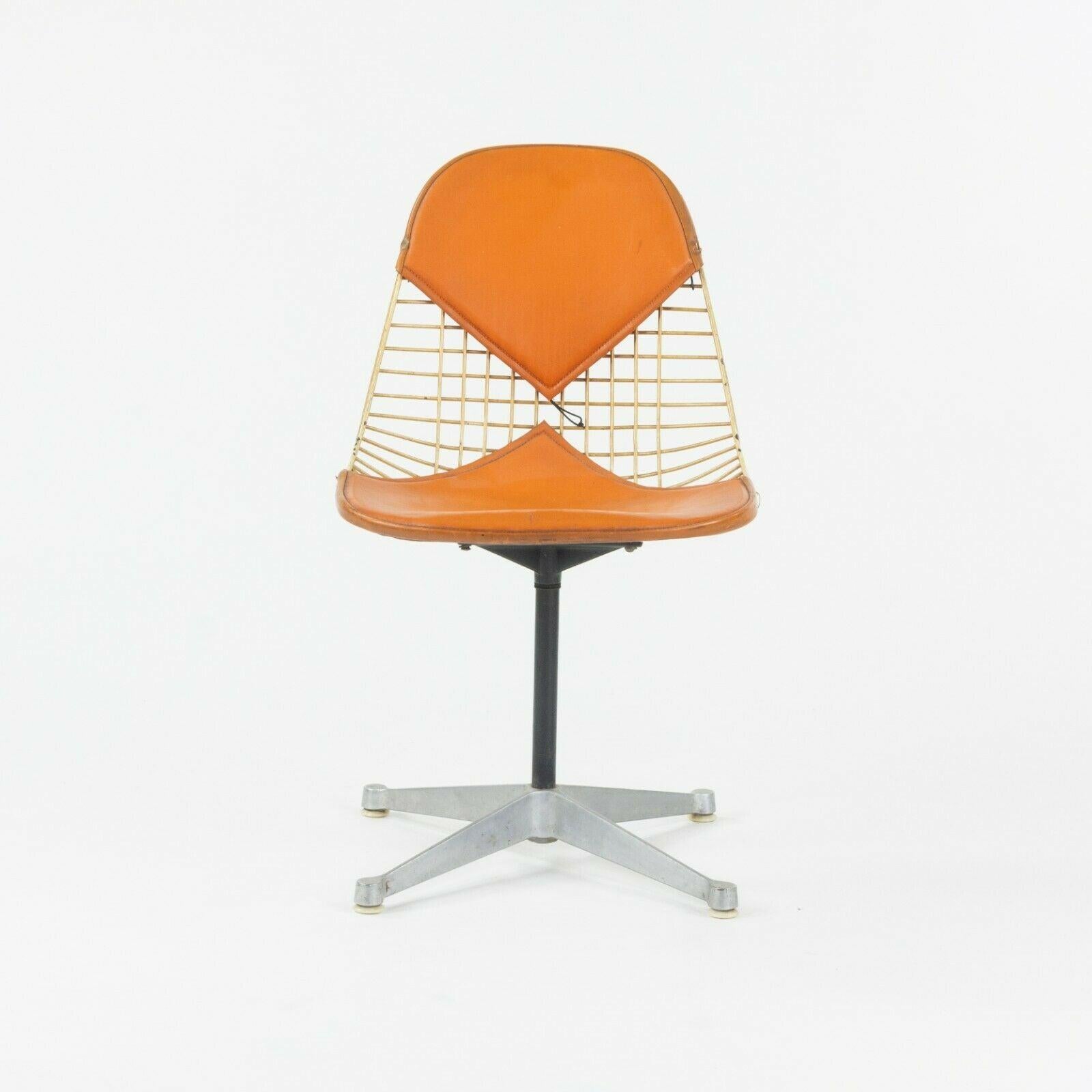 Nous proposons à la vente un ensemble très rare et original de six chaises de salle à manger / chaises d'appoint Herman Miller Eames PKC-2, conçues par Ray et Charles Eames. Cette série est spéciale pour plusieurs raisons. Tout d'abord, l'ensemble