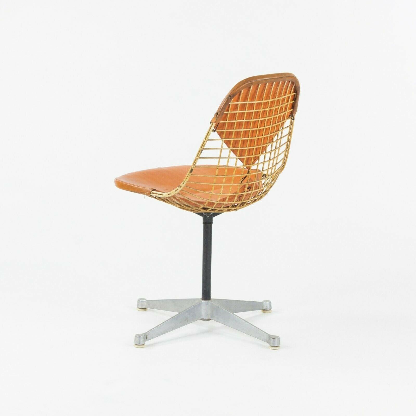 C. 1961 Satz von 6 Herman Miller Eames Orange Bikini Pad Swivel PKC2 Esszimmerstühlen, drehbar (Aluminium) im Angebot