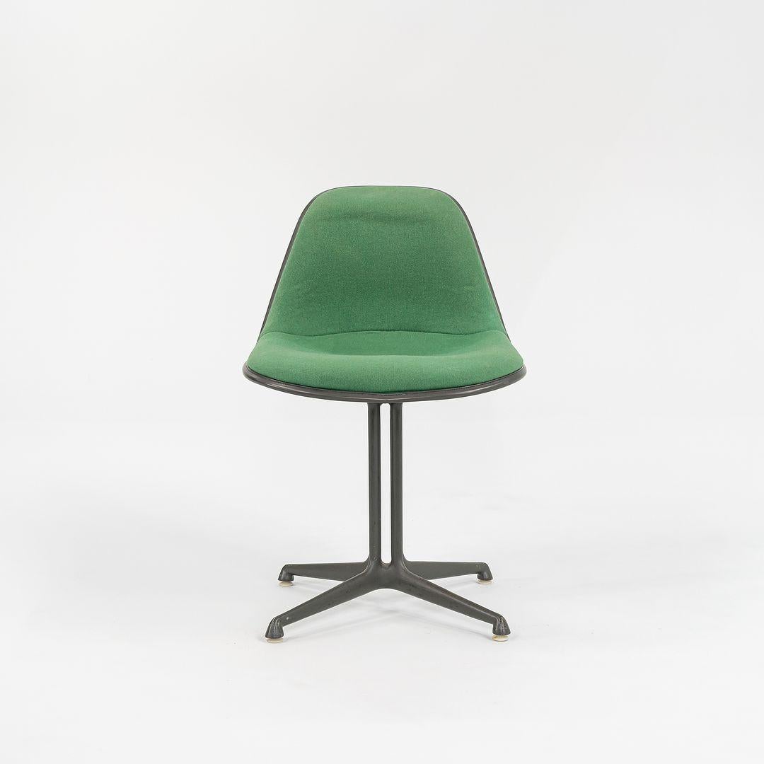 Il s'agit d'un ensemble de quatre chaises DSL, conçues à l'origine par Ray et Charles Eames en 1961. Ces exemples particuliers ont été produits par Herman Miller aux États-Unis C.C. 1961. Les chaises sont composées d'une coque en fibre de verre