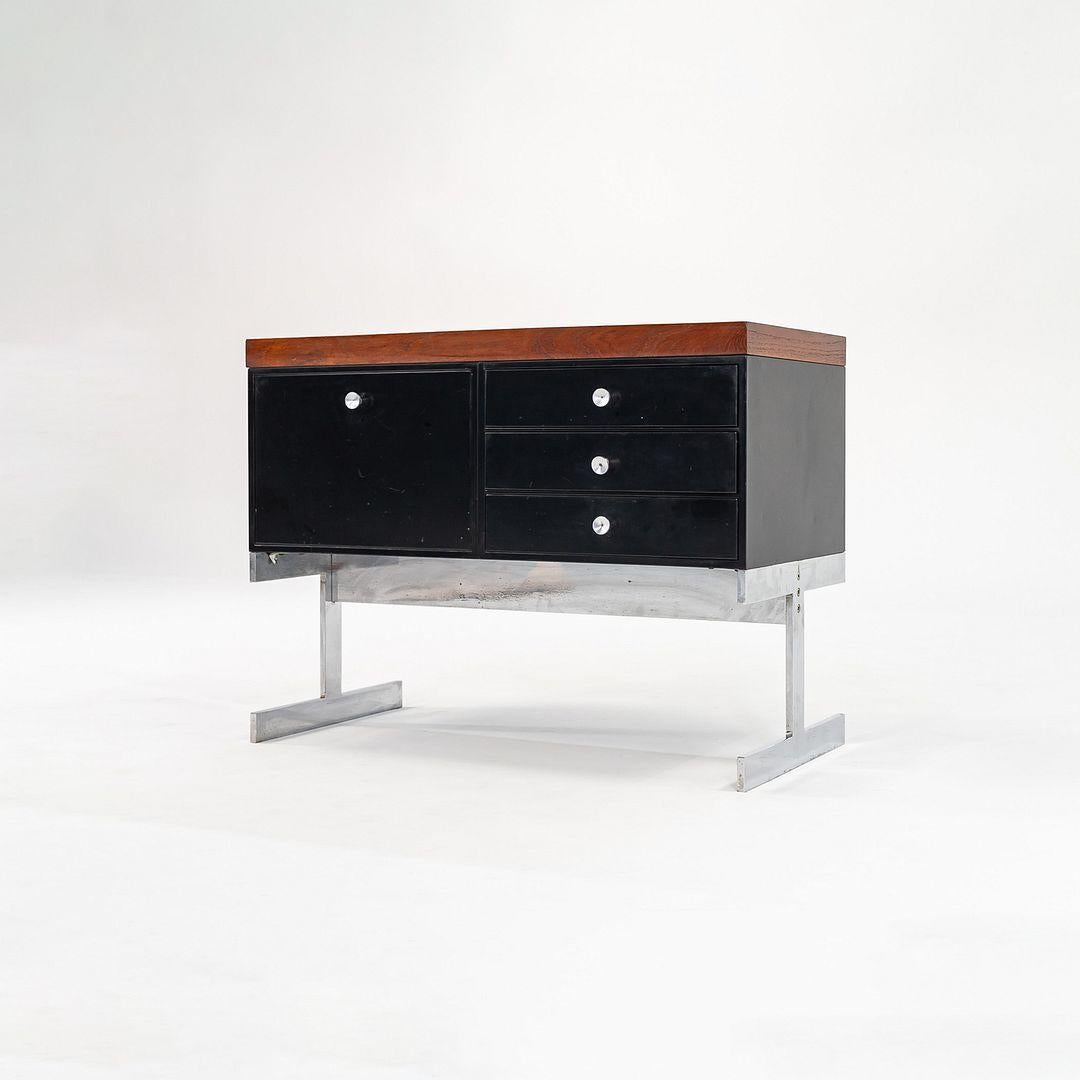 Moderne C. 1963 Peerless Steel Equipment Co. Crédence en teck, acier et chrome en vente