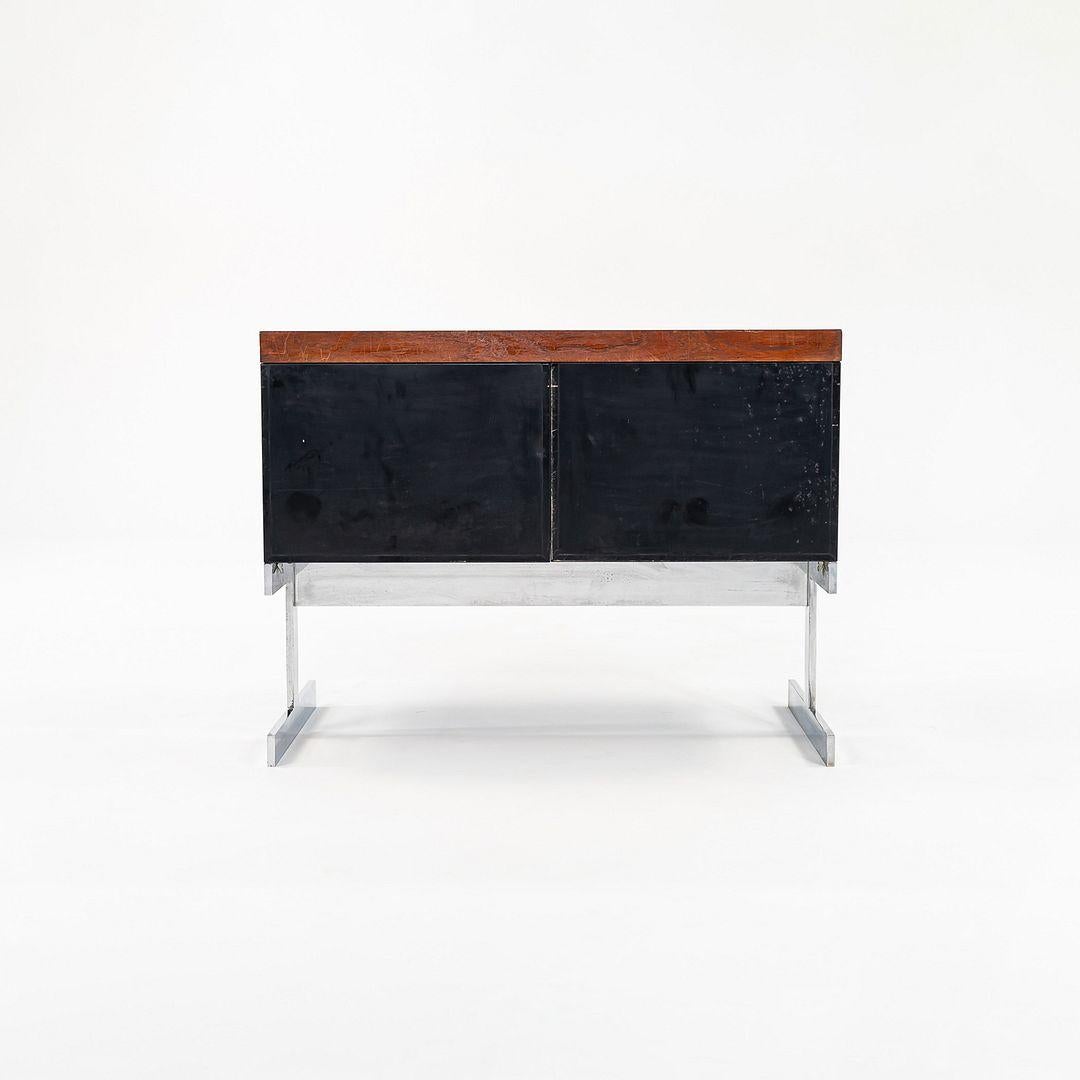 Américain C. 1963 Peerless Steel Equipment Co. Crédence en teck, acier et chrome en vente