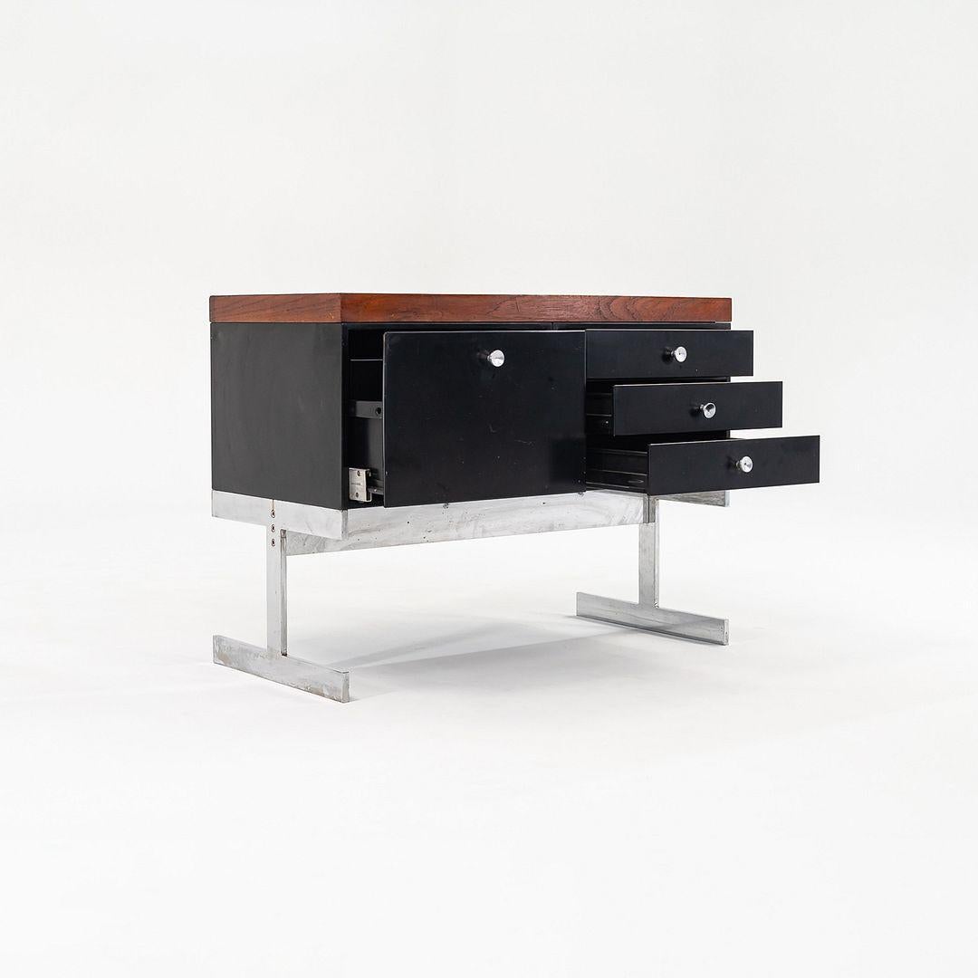 C. 1963 Peerless Steel Equipment Co. Crédence en teck, acier et chrome en vente 1