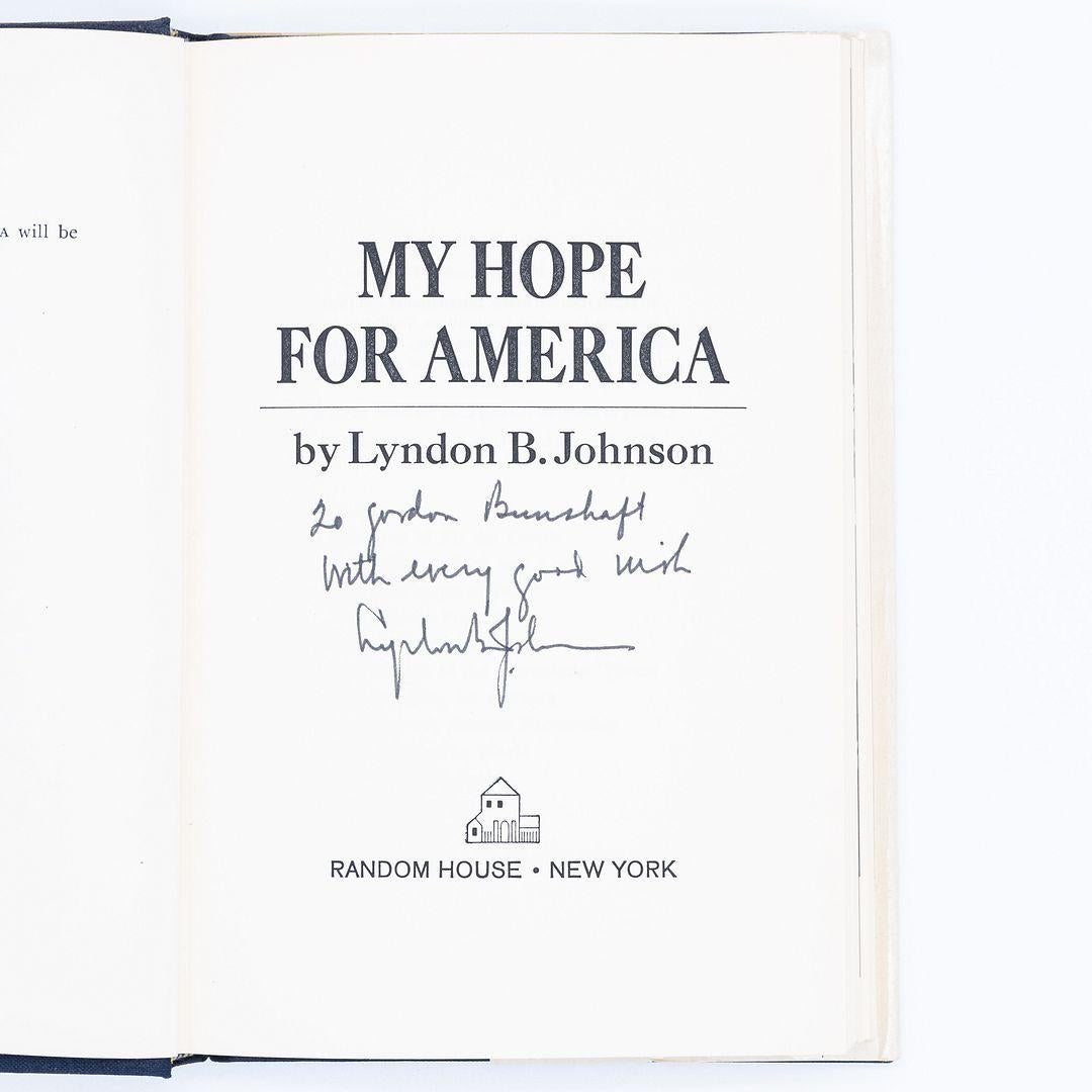 Si tratta di tre libri autografati dal Presidente Lyndon B. Johnson e scritti a Gordon Bunshaft. Bunshaft e Skidmore, Owings & Merrill Architects (SOM) hanno progettato la Biblioteca Presidenziale Lyndon B. Johnson e questi libri facevano