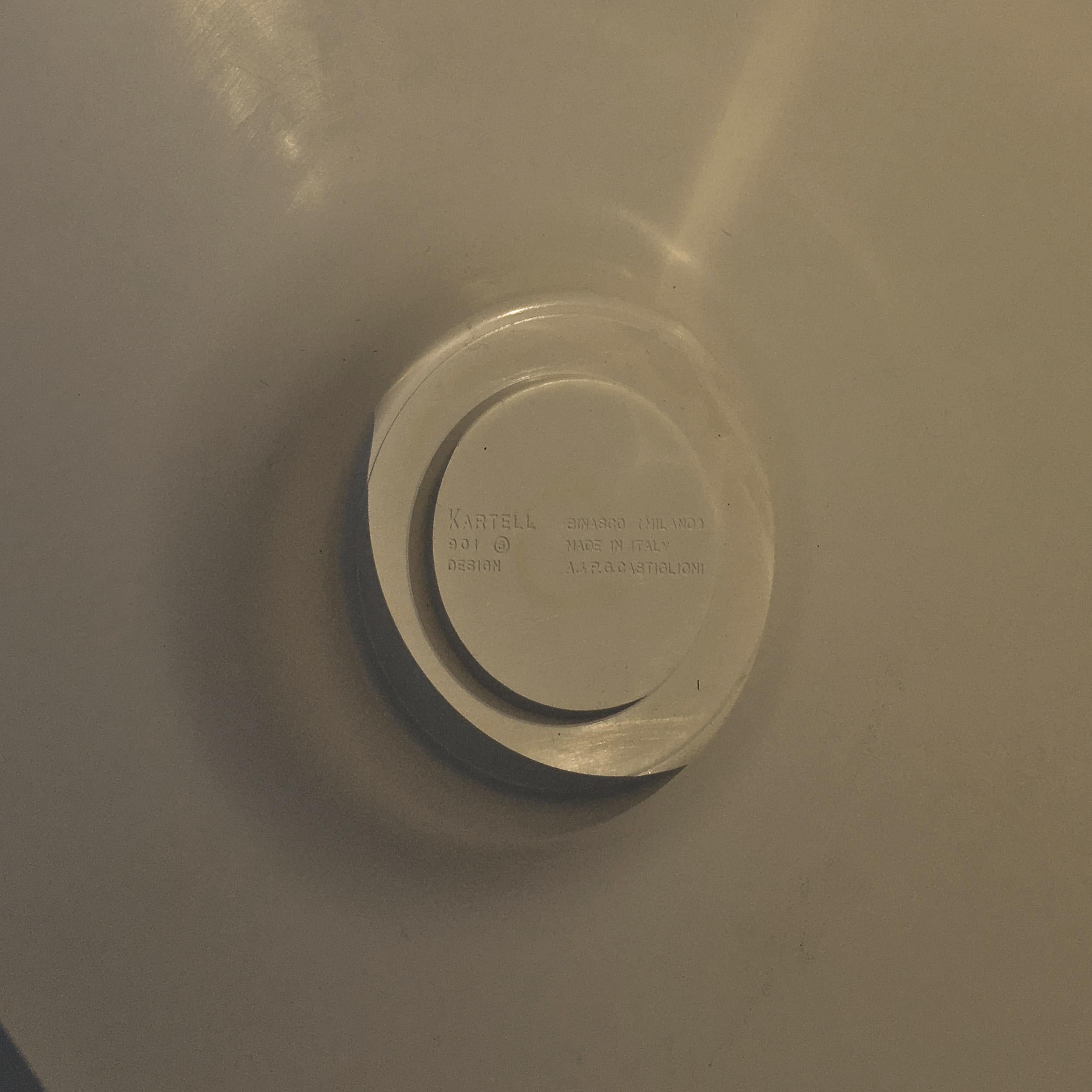Dieser hellbeige Beistelltisch wurde von den Brüdern Castiglioni in den 60er Jahren entworfen. Die Inspiration für die Form des Tisches war eine Spule. Das Wort 