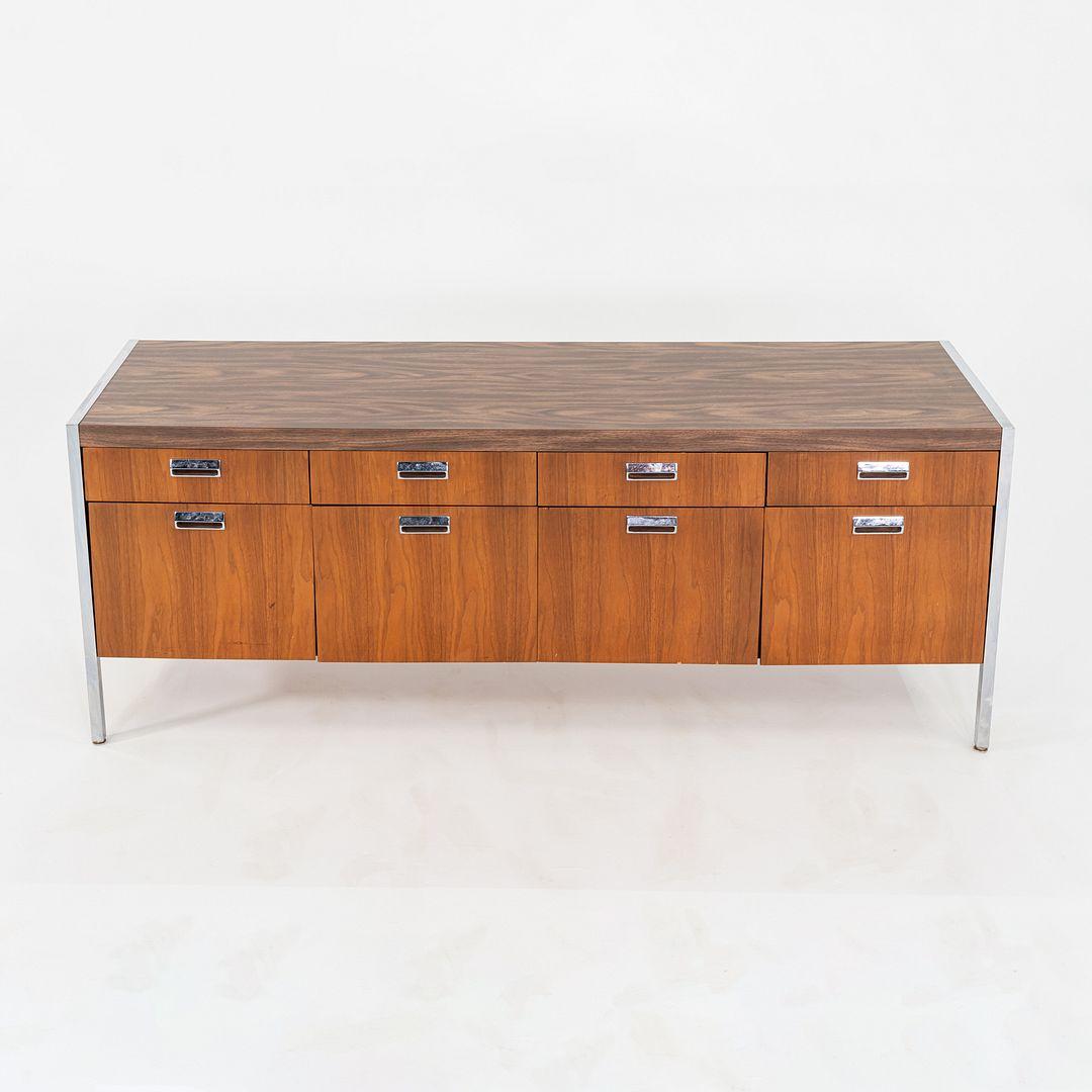 C. 1968 Myrtle Desk of High Point 900 Series Four Position Credenza in Walnut In Good Condition For Sale In Philadelphia, PA