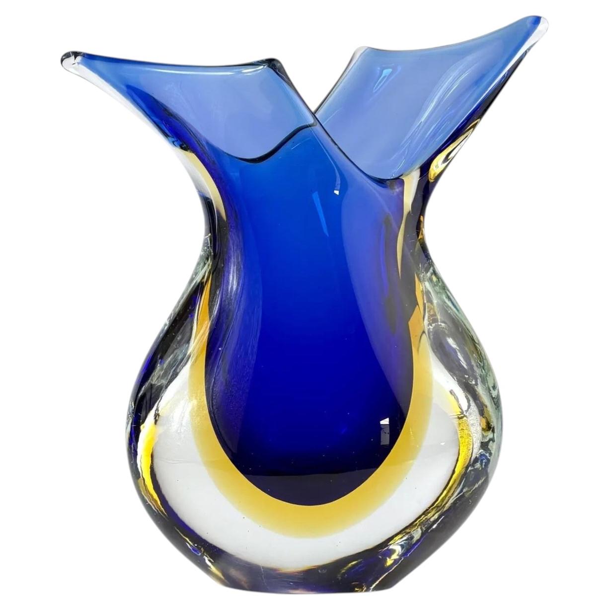 Vaso in vetro artistico sommerso di Murano, 1970 circa, blu cobalto e ambra, Italia, 8,7 in