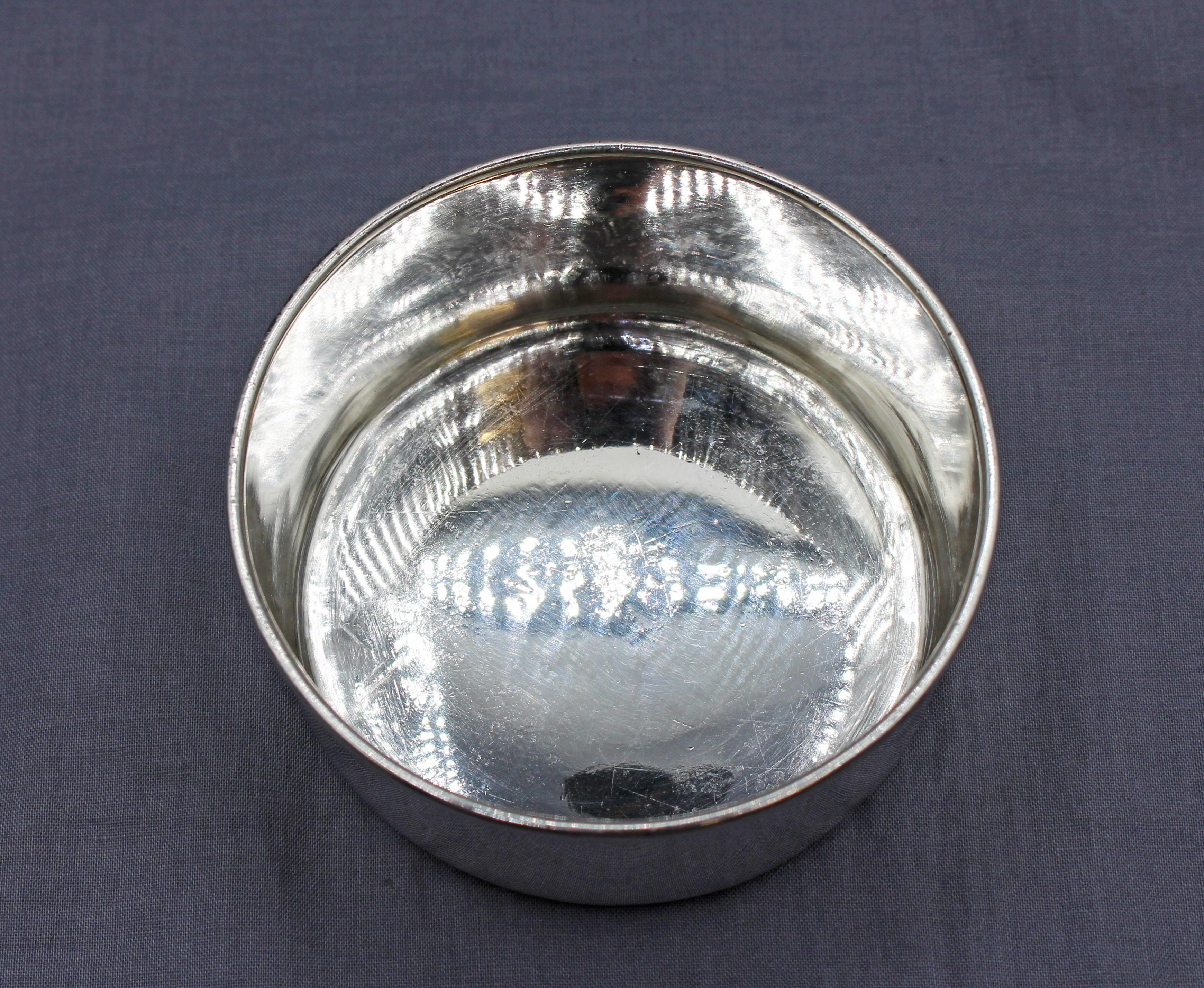 CIRCA 1970 Kinderschale aus Sterlingsilber von Gorham. Sehr robustes, modernes Mid-Century-Design mit schwerem, gerolltem Rand. Gorham Punzierungen, Sterling & #5174-1 auf dem Boden. Nevery graviert. Provenienz: D. Bigda Antiques, 178 King St.,