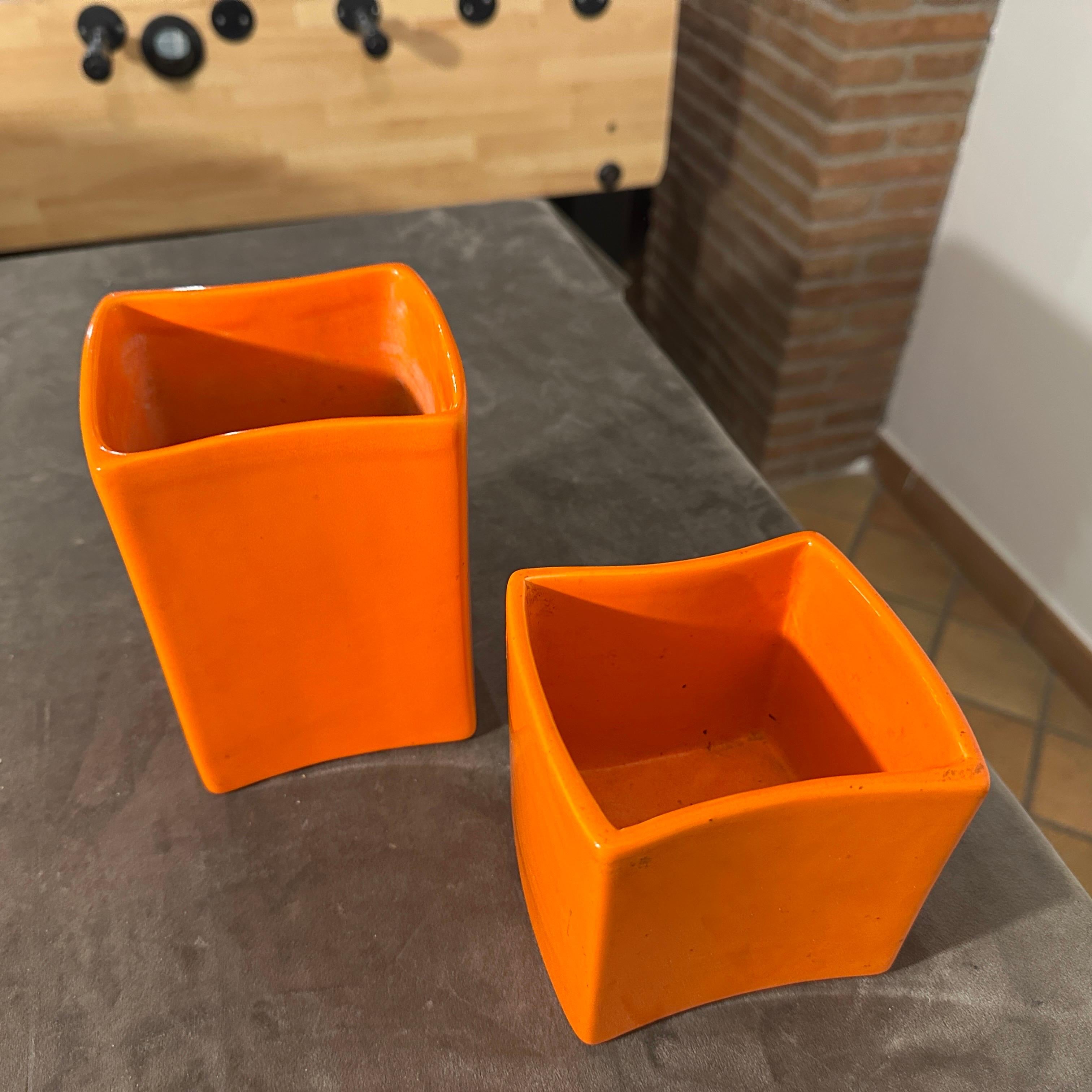 Questi vasi in ceramica, disegnati da Franco Bettonica per Gabbianelli negli anni '70, sono eccellenti esempi di design italiano moderno. Franco Bettonica, un importante designer italiano noto per il suo approccio minimalista e innovativo alle forme