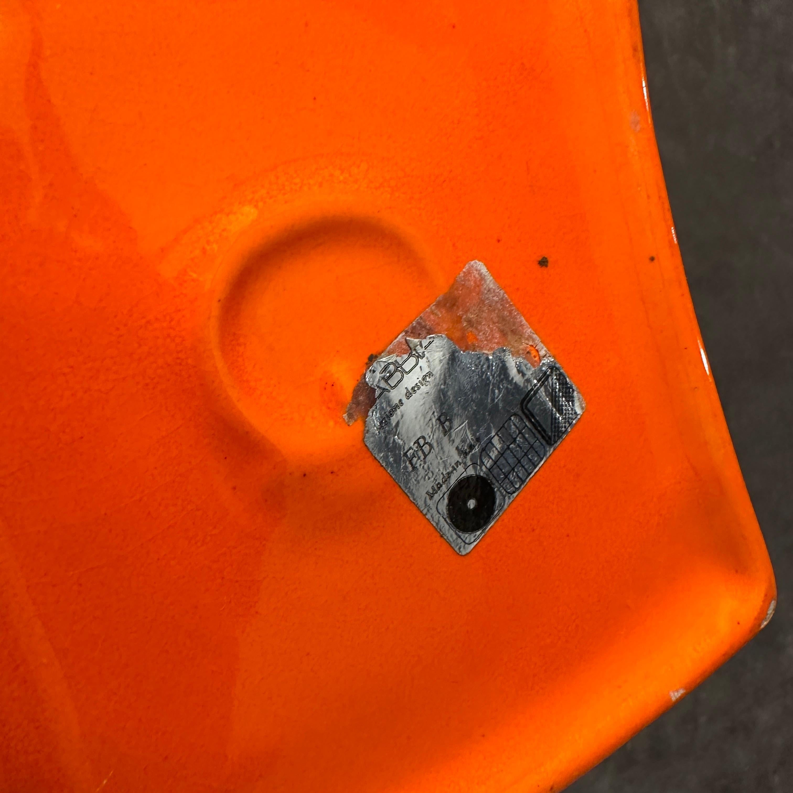 Italiano c. 1970 Due vasi moderni in ceramica arancione  di Franco Bettonica per Gabbianelli in vendita