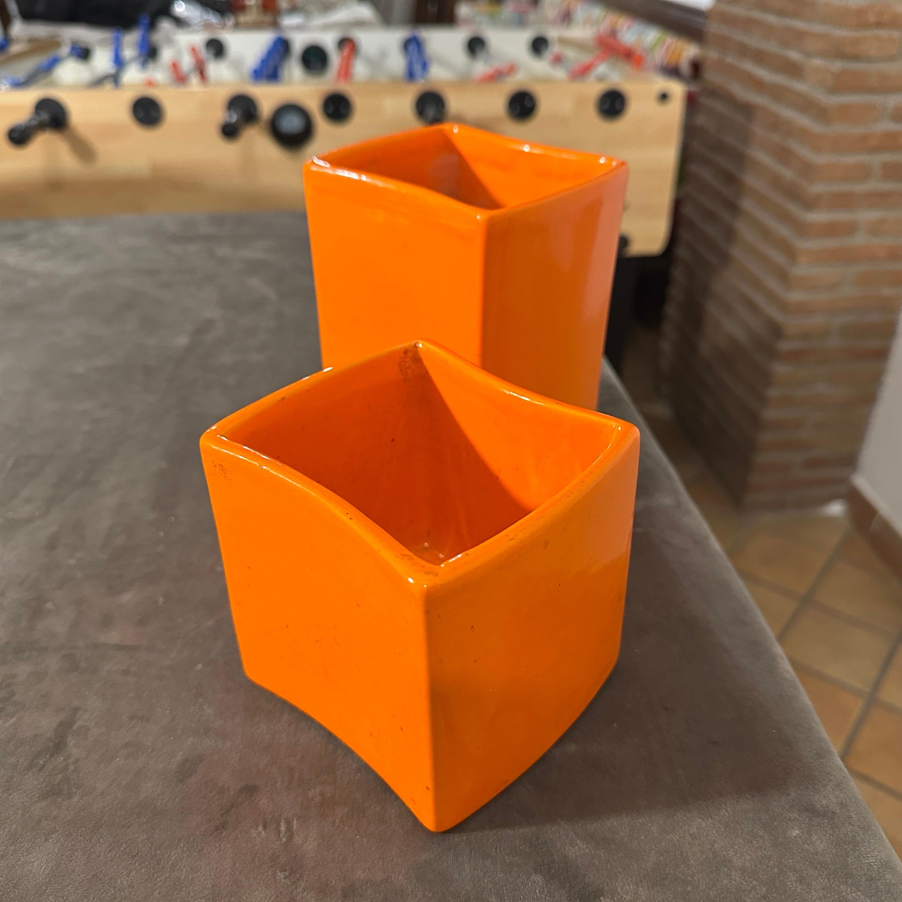 Ceramica c. 1970 Due vasi moderni in ceramica arancione  di Franco Bettonica per Gabbianelli in vendita