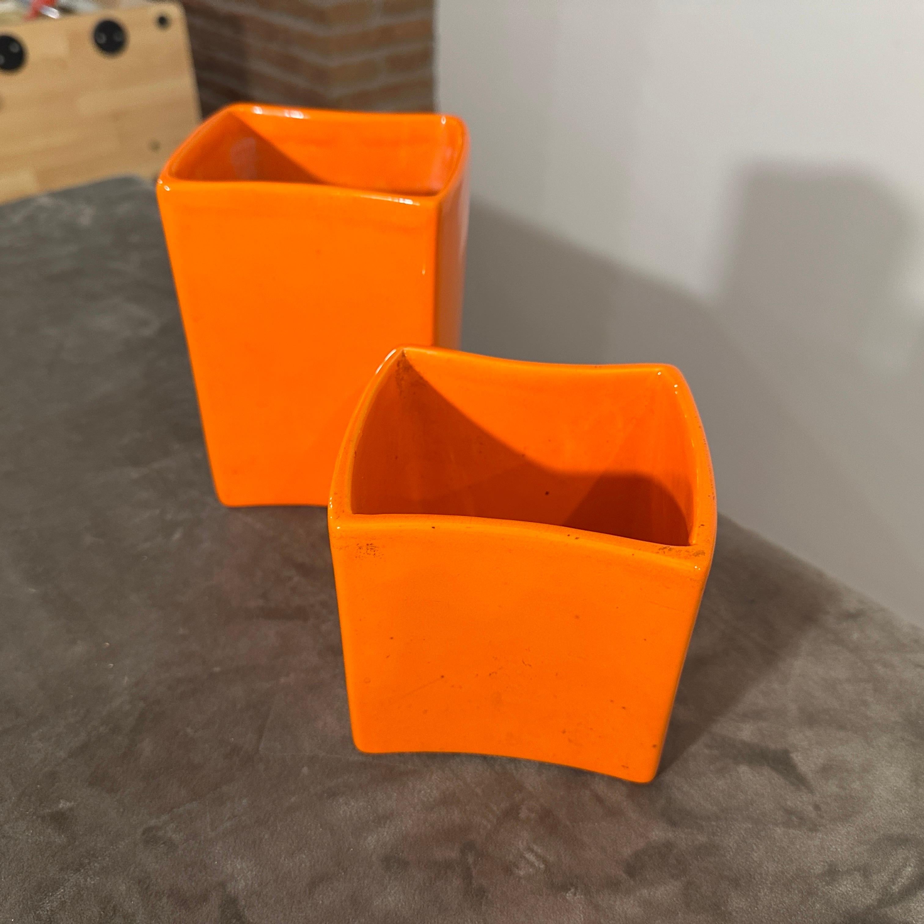 c. 1970 Due vasi moderni in ceramica arancione  di Franco Bettonica per Gabbianelli in vendita 1