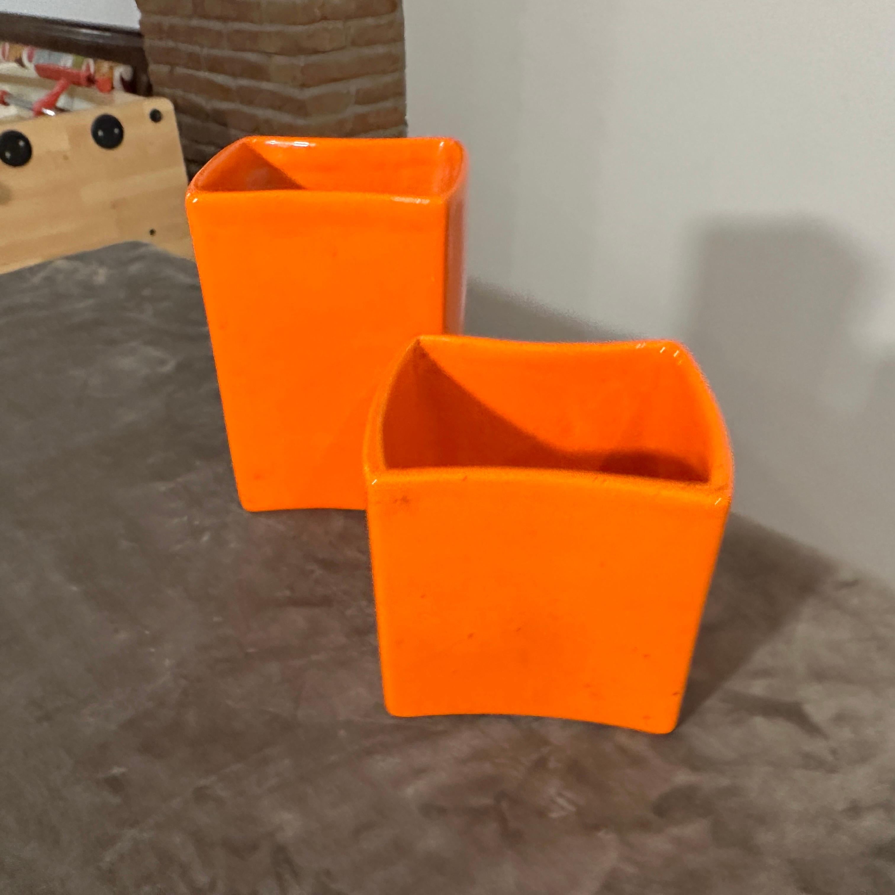 c. 1970 Due vasi moderni in ceramica arancione  di Franco Bettonica per Gabbianelli in vendita 2