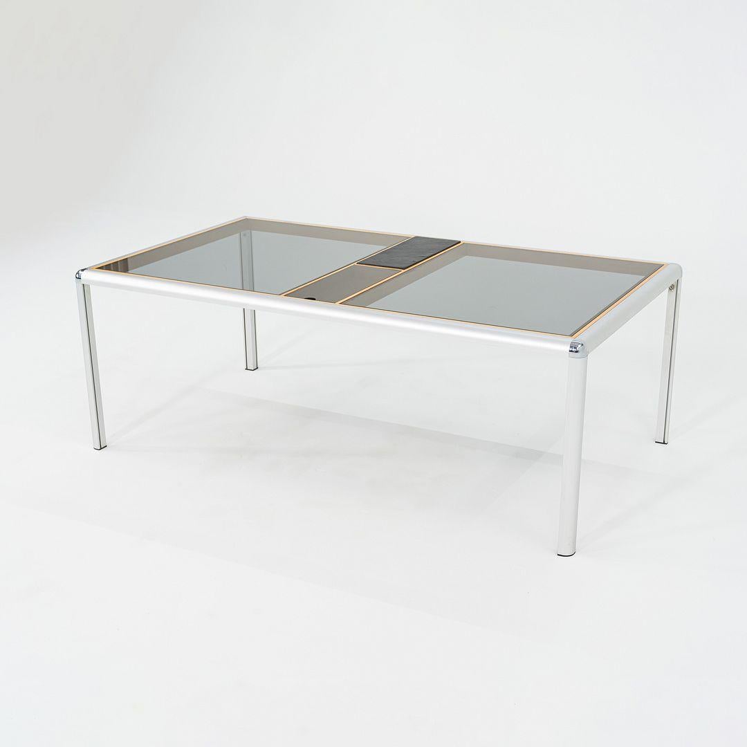 Moderne C. 1970 Table basse en aluminium, Beeche et verre fumé avec détails en ardoise en vente