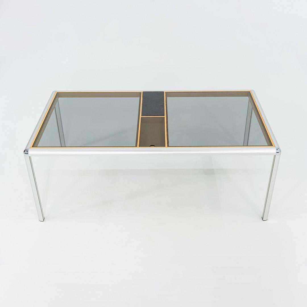 Inconnu C. 1970 Table basse en aluminium, Beeche et verre fumé avec détails en ardoise en vente
