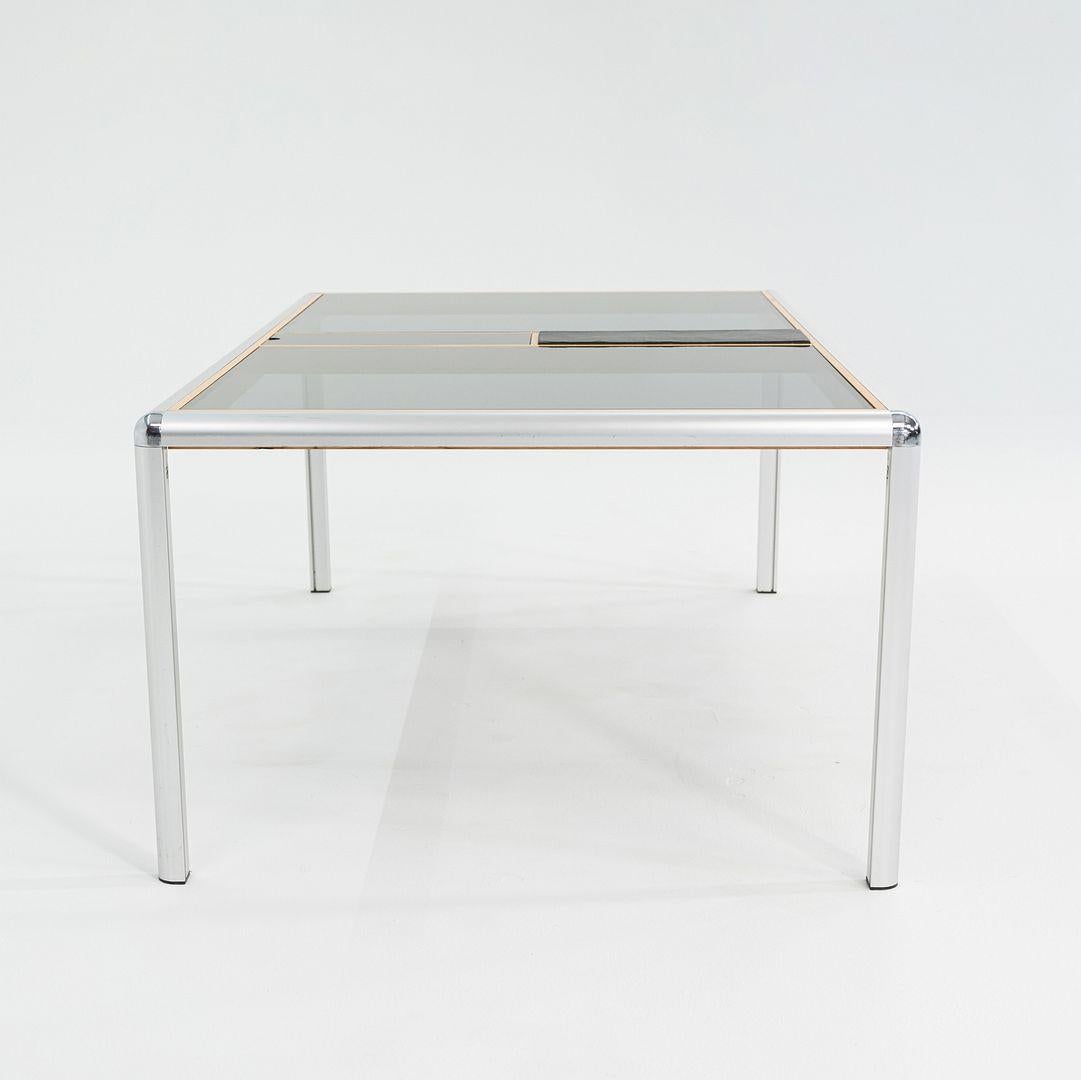 C. 1970 Table basse en aluminium, Beeche et verre fumé avec détails en ardoise Bon état - En vente à Philadelphia, PA