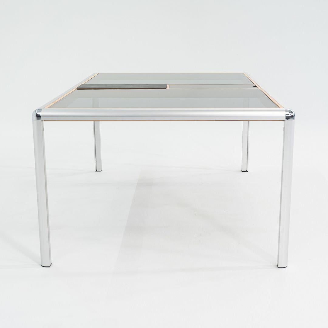 Fin du 20e siècle C. 1970 Table basse en aluminium, Beeche et verre fumé avec détails en ardoise en vente