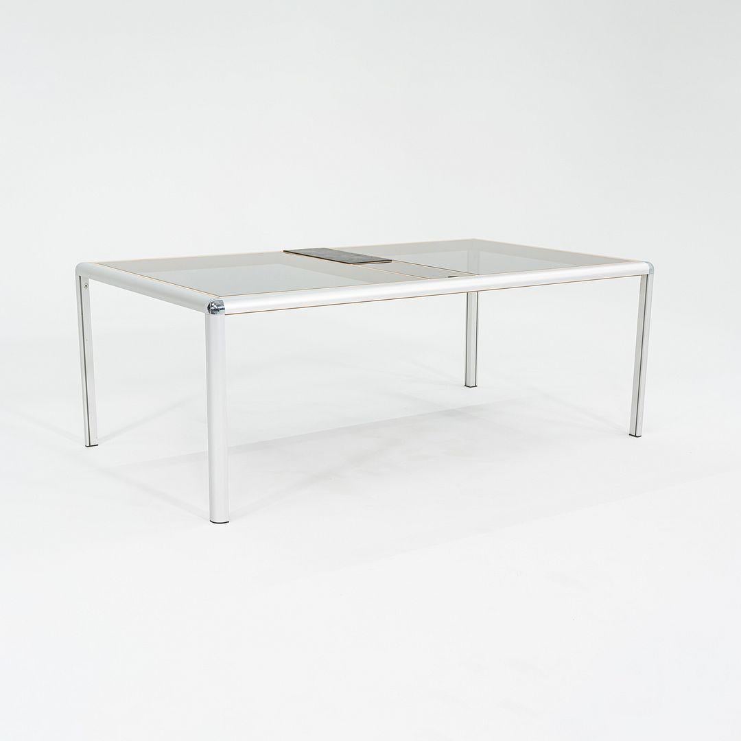 Aluminium C. 1970 Table basse en aluminium, Beeche et verre fumé avec détails en ardoise en vente