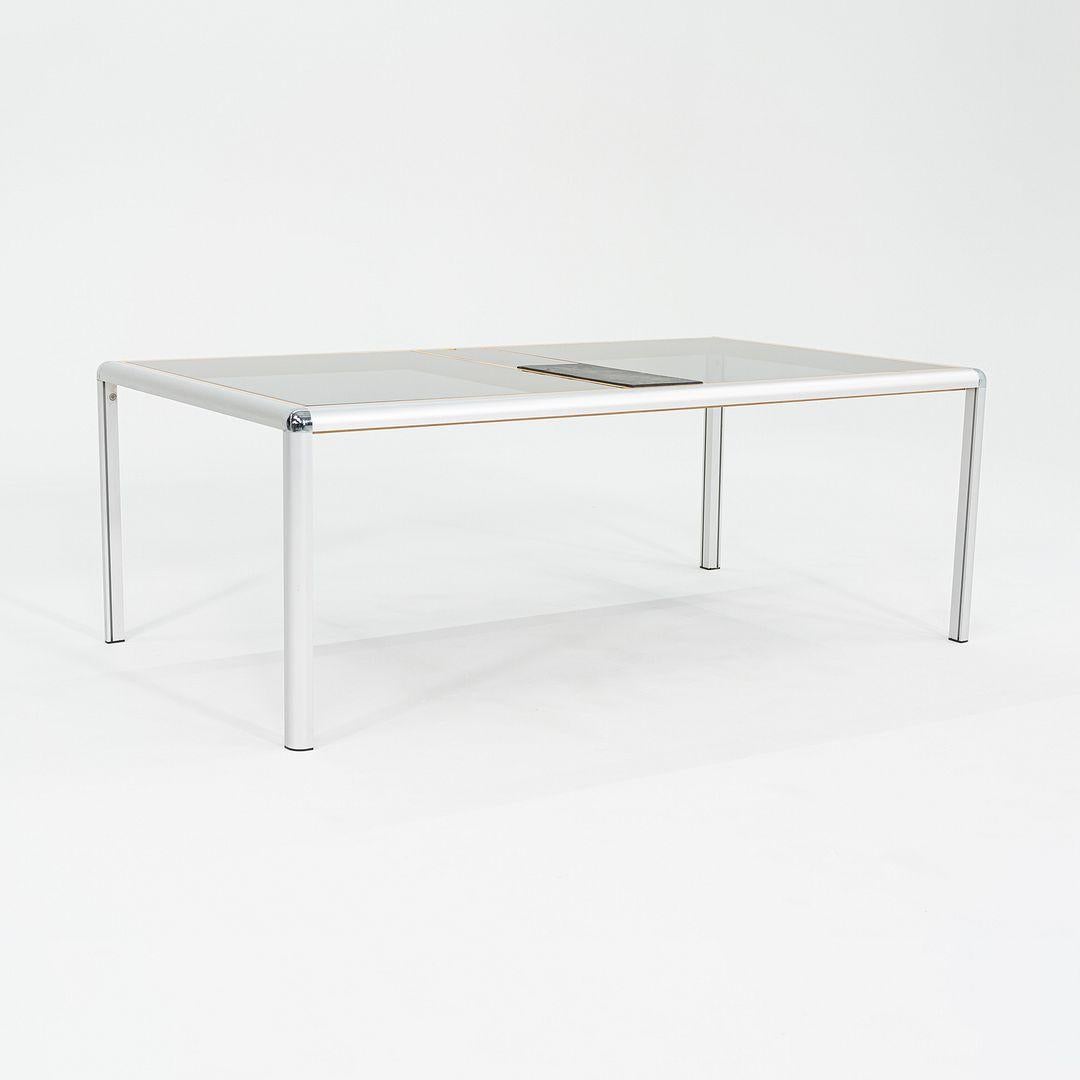 C. 1970 Table basse en aluminium, Beeche et verre fumé avec détails en ardoise en vente 1