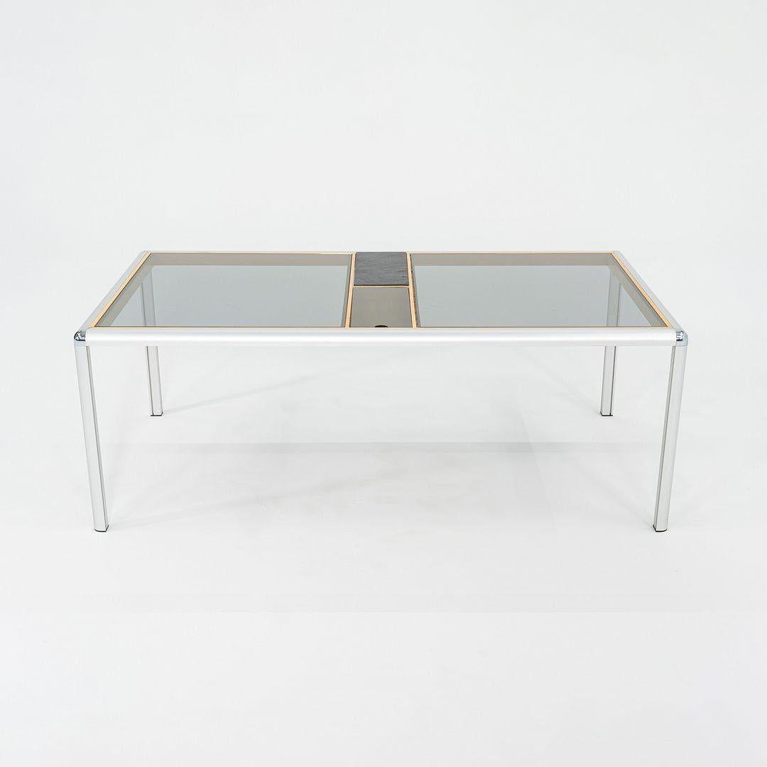 C. 1970 Table basse en aluminium, Beeche et verre fumé avec détails en ardoise en vente 2
