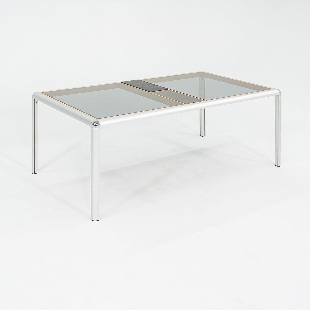 C. 1970 Table basse en aluminium, Beeche et verre fumé avec détails en ardoise en vente
